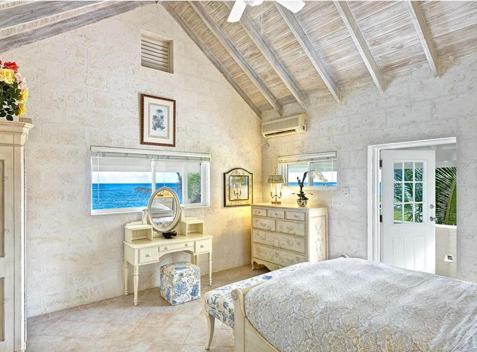 Villa photo 2