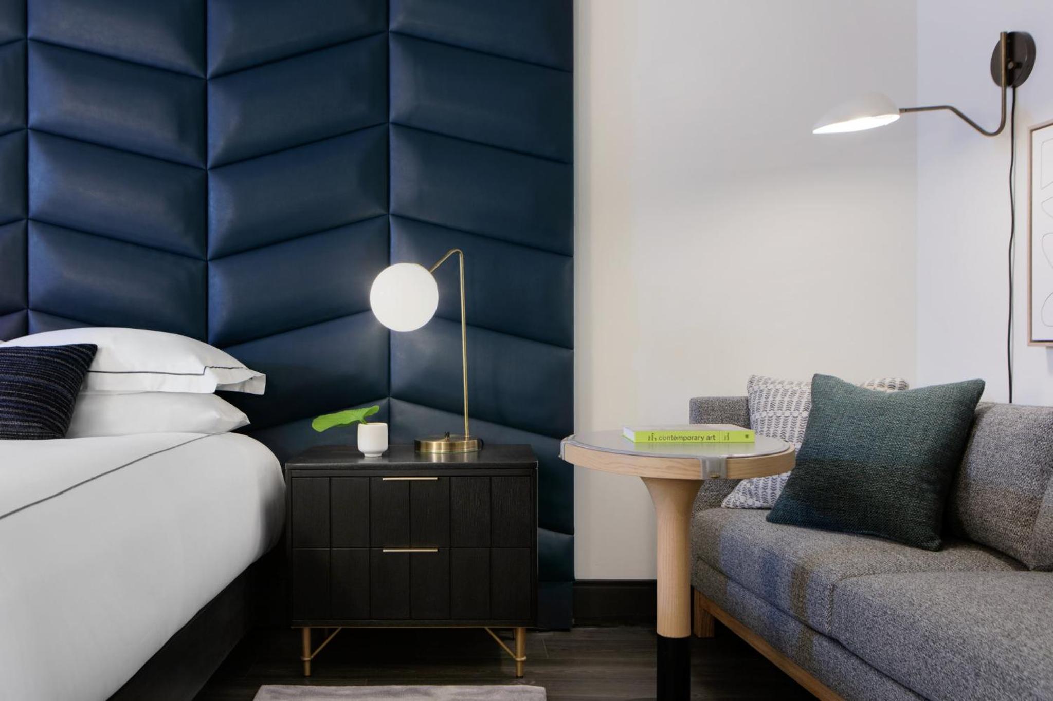 Premium King Room with City View - Photo 7