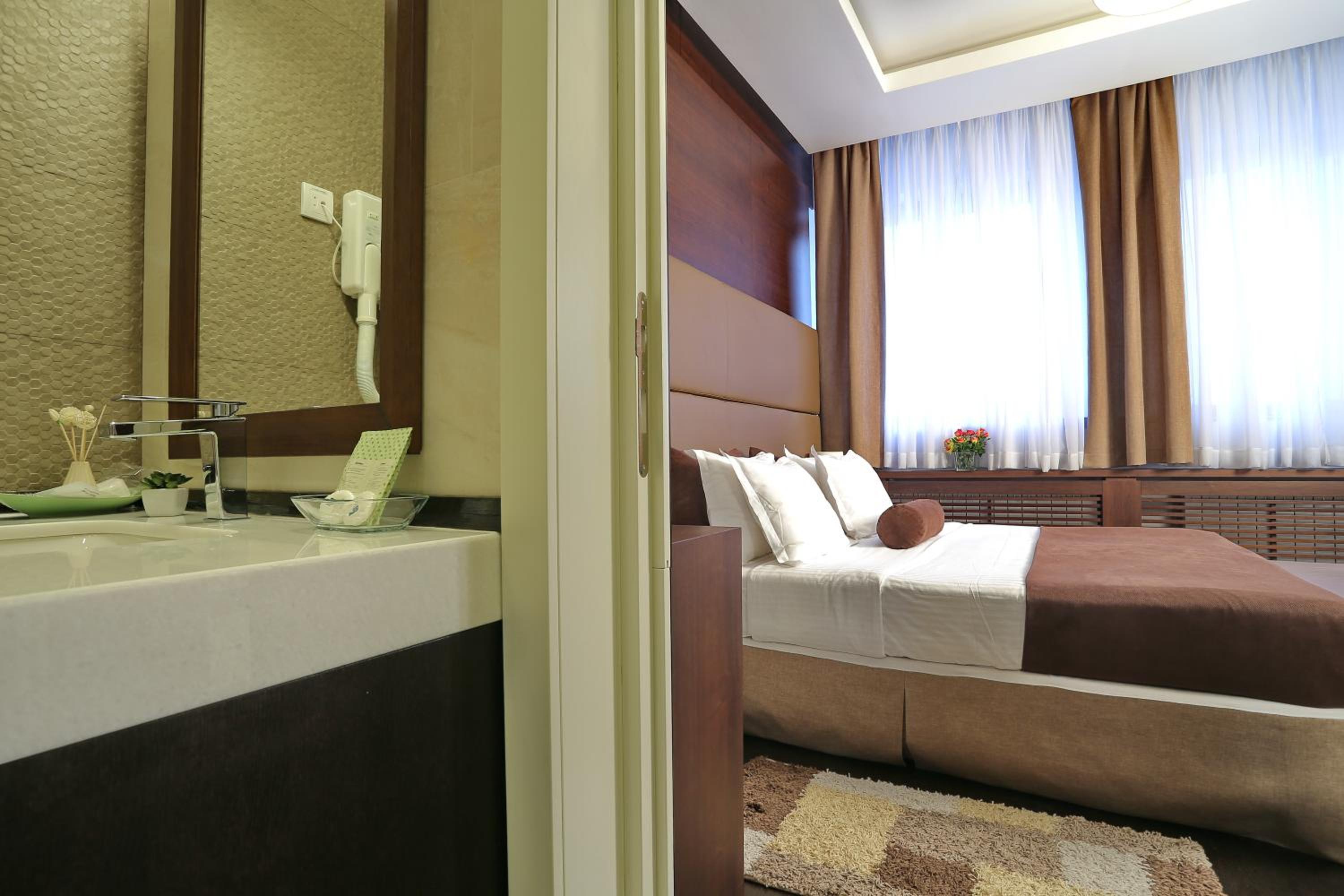 Luxury Suite with Free Parking - Photo 3