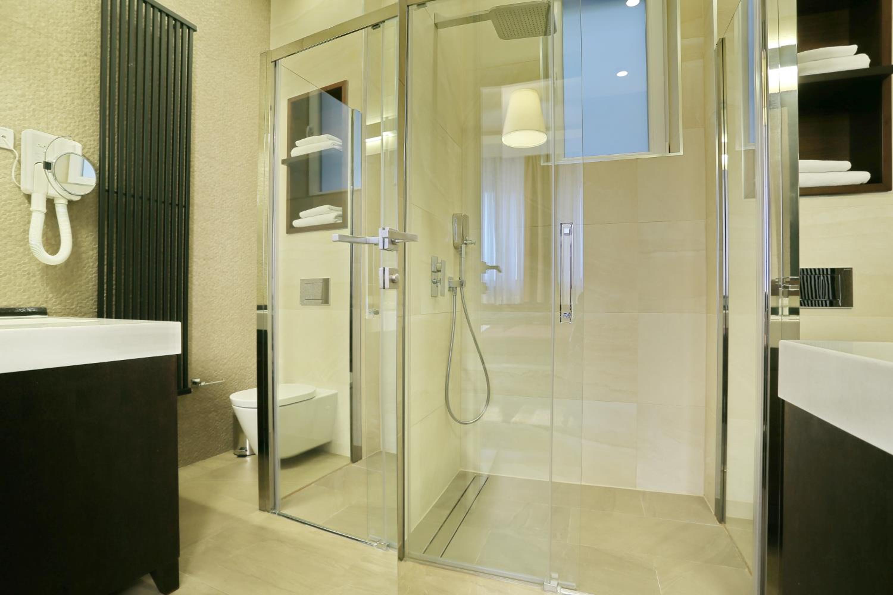 Luxury Suite with Free Parking - Photo 33