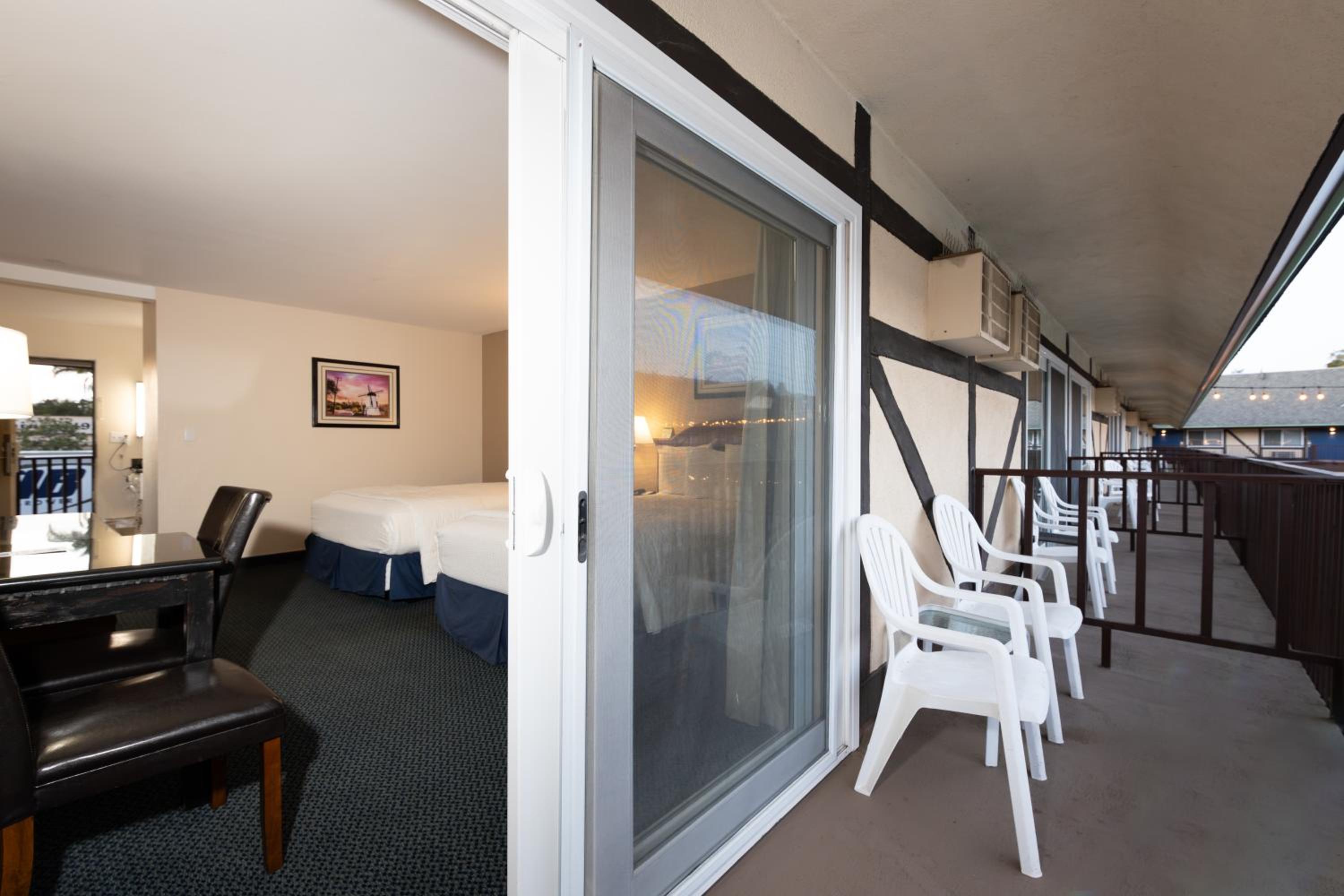 Deluxe Queen Room with Two Queen Beds Upstairs - Photo 2