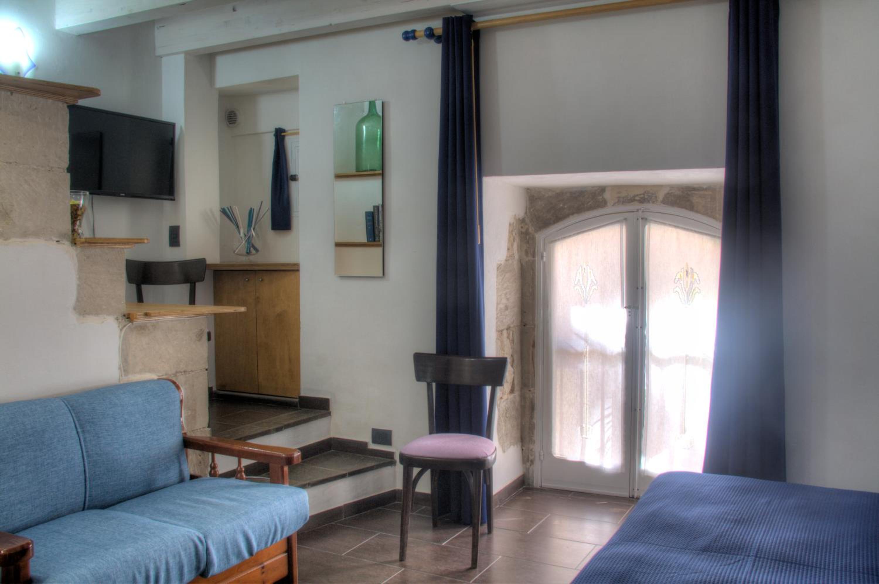Double Room with Private Bathroom - Photo 8