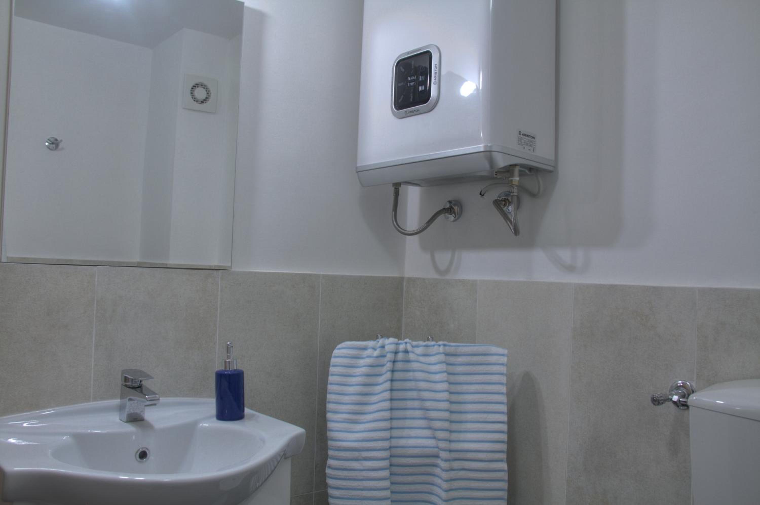 Double Room with Private Bathroom - Photo 2