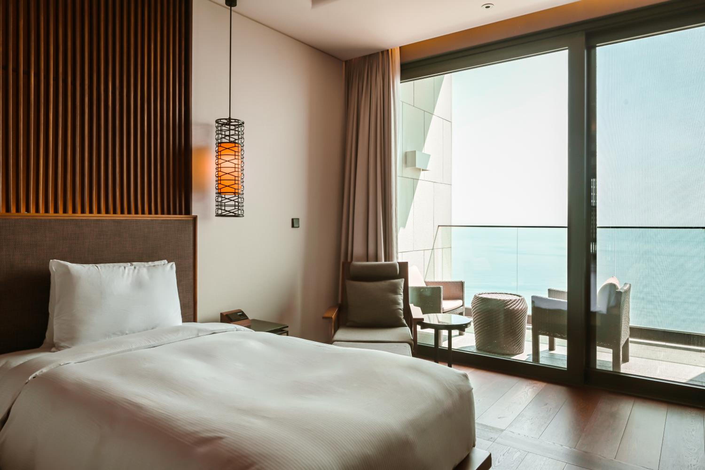 Cabin U Ocean View King Bed (Minibar & Lounge Access)