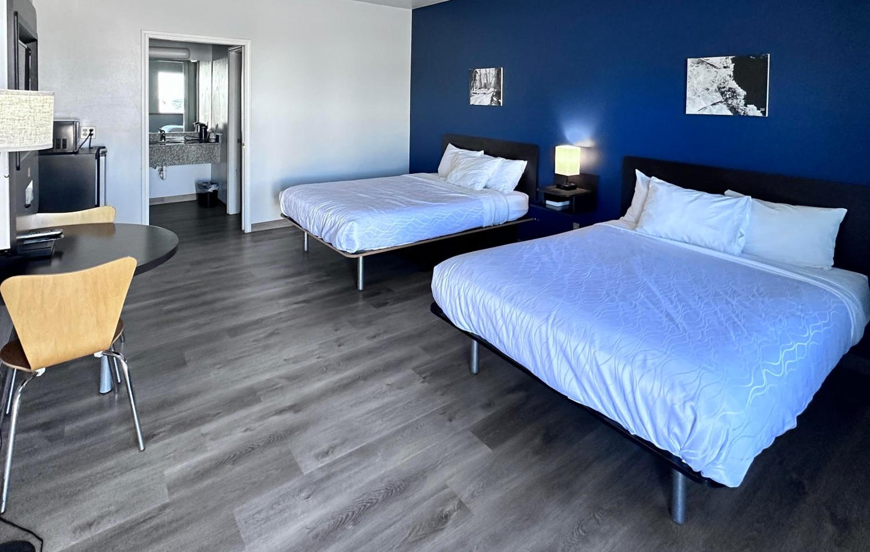 Queen Room with Two Queen Beds photo 1