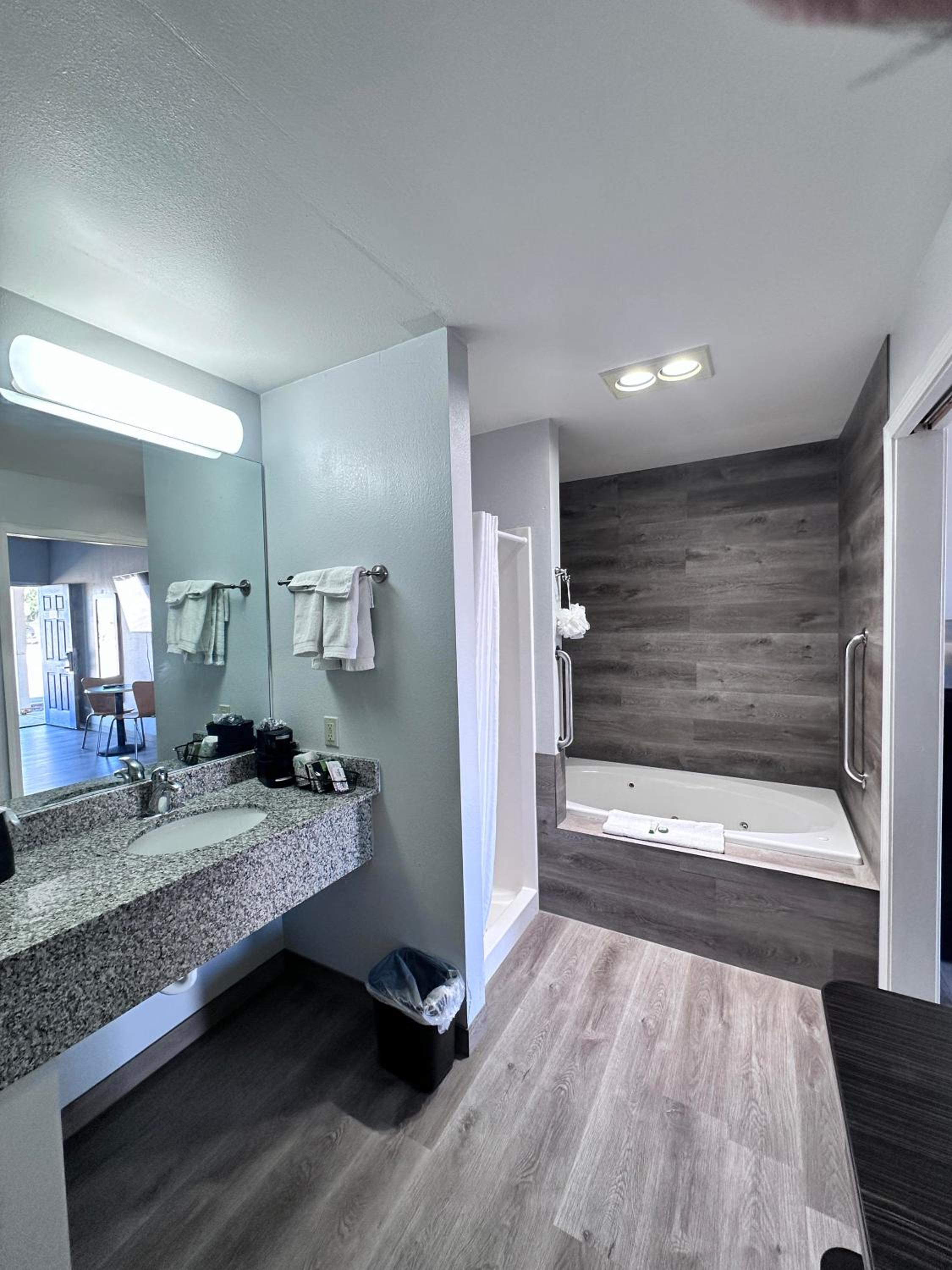 Queen Room with Spa Bath photo 3