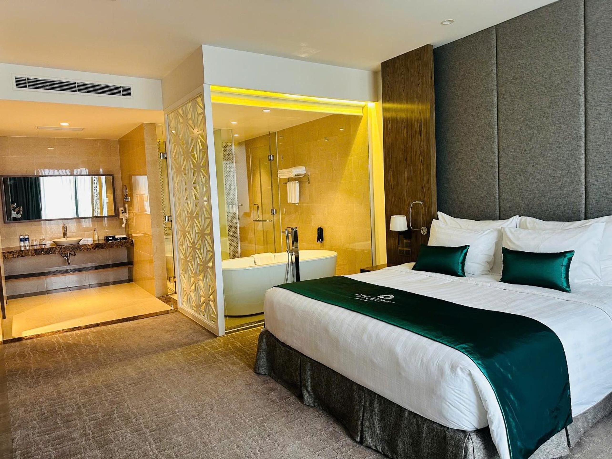 Executive Suite - Photo 3
