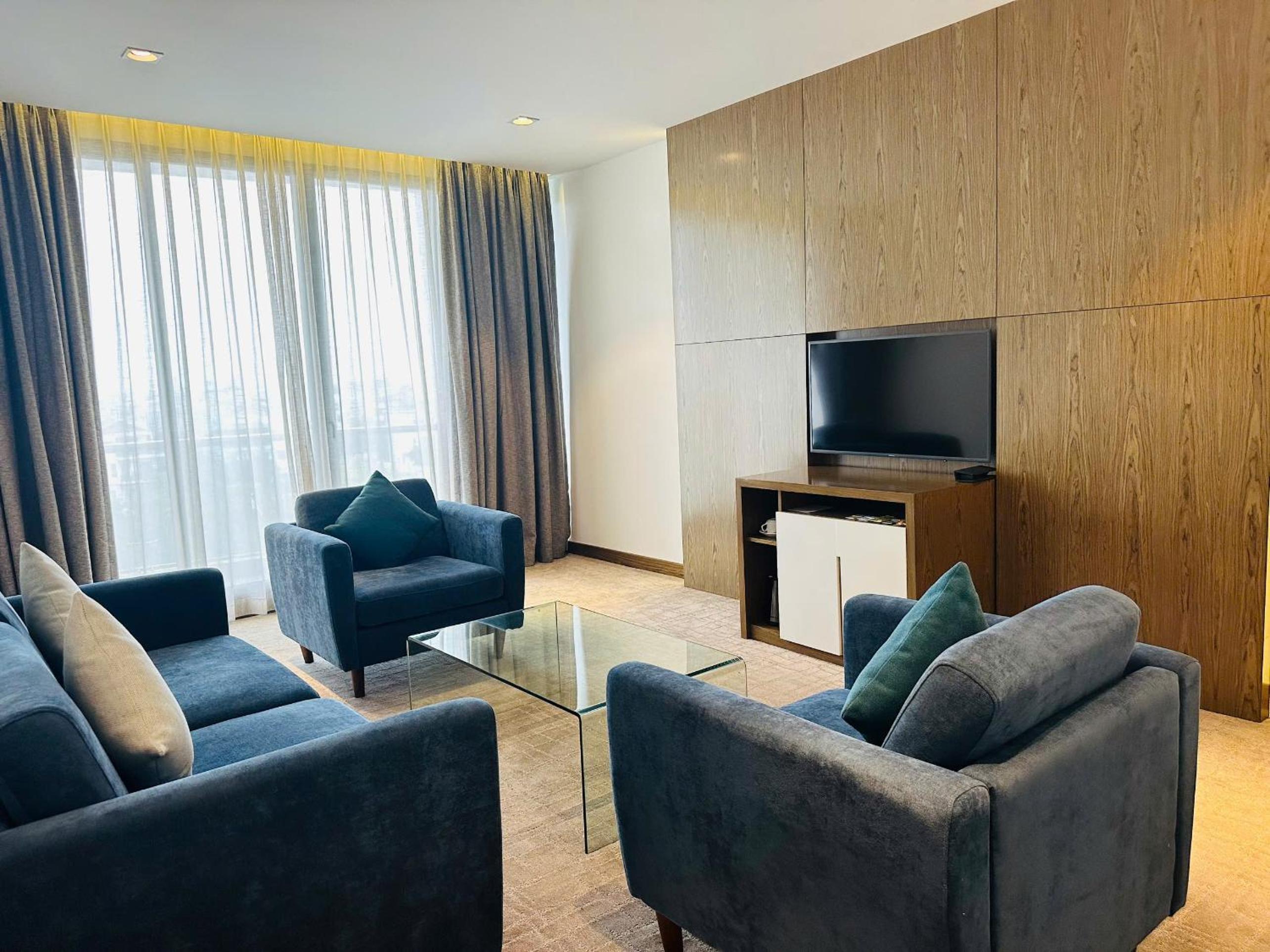 Executive Suite - Photo 4