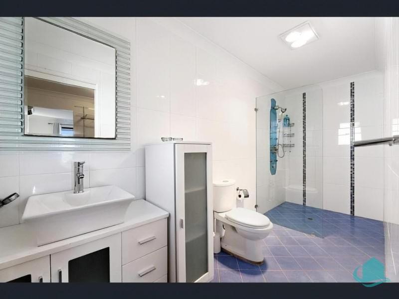 Three-Bedroom House photo 3