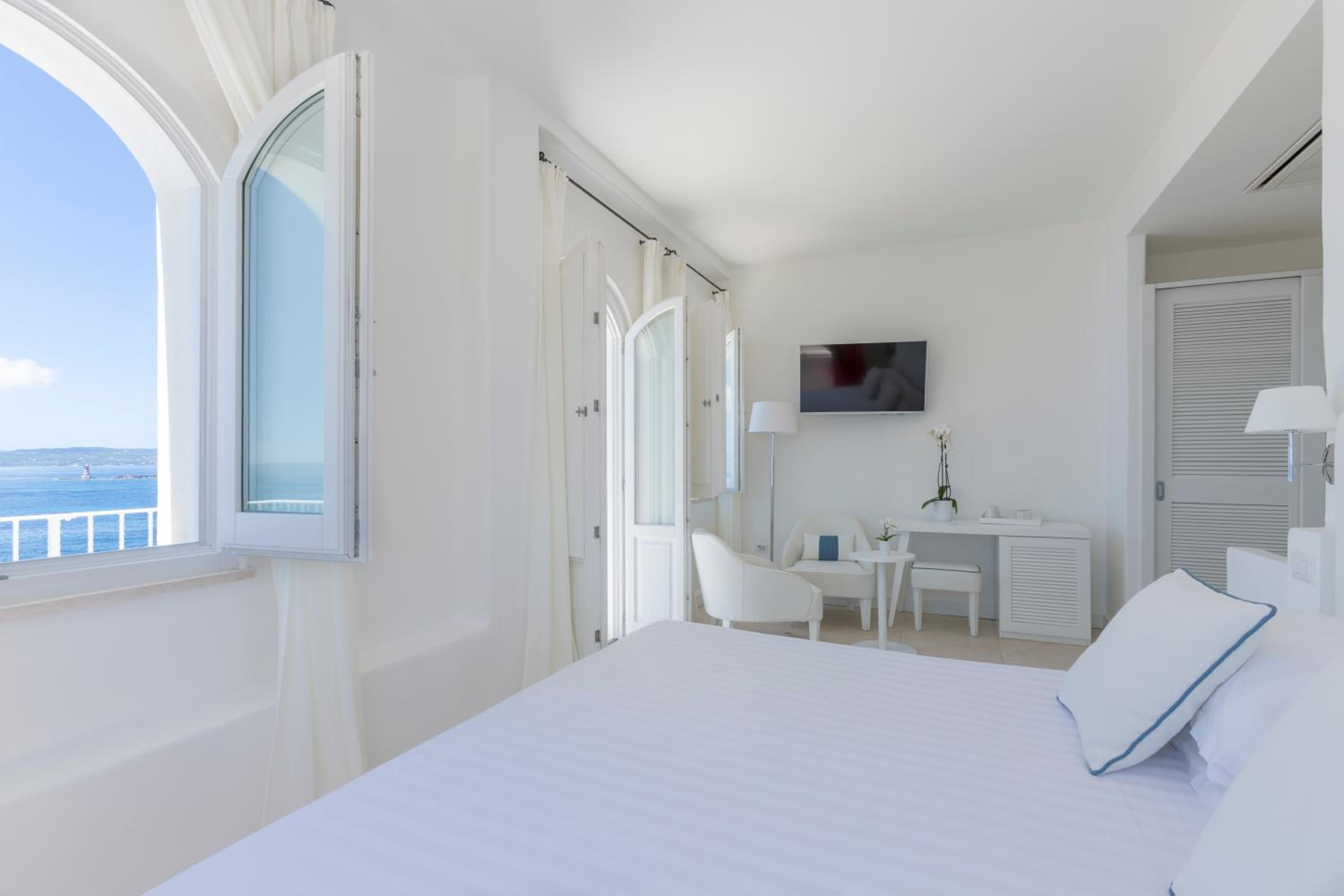 Deluxe Double Room with Balcony and Sea View - Photo 11