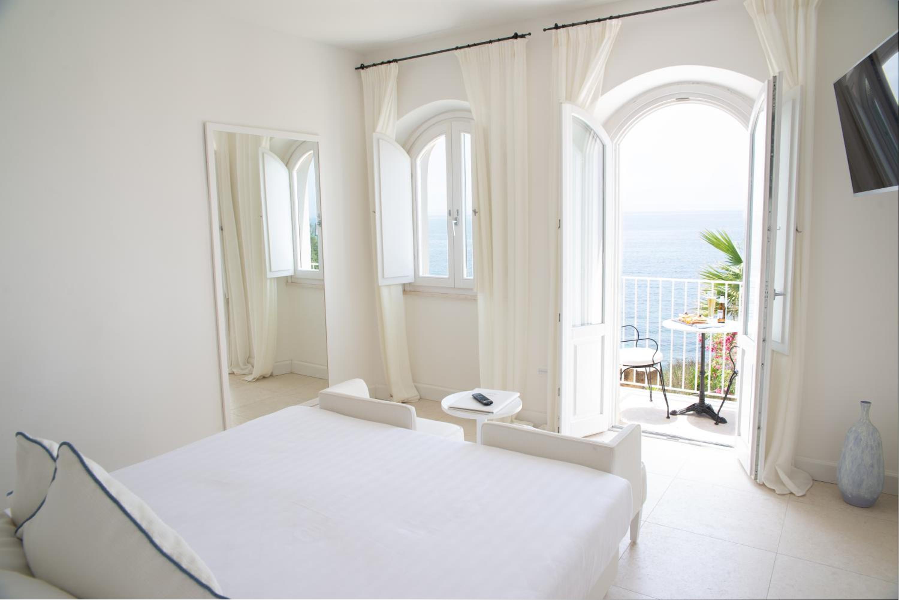 Deluxe Double Room with Balcony and Sea View - Photo 5