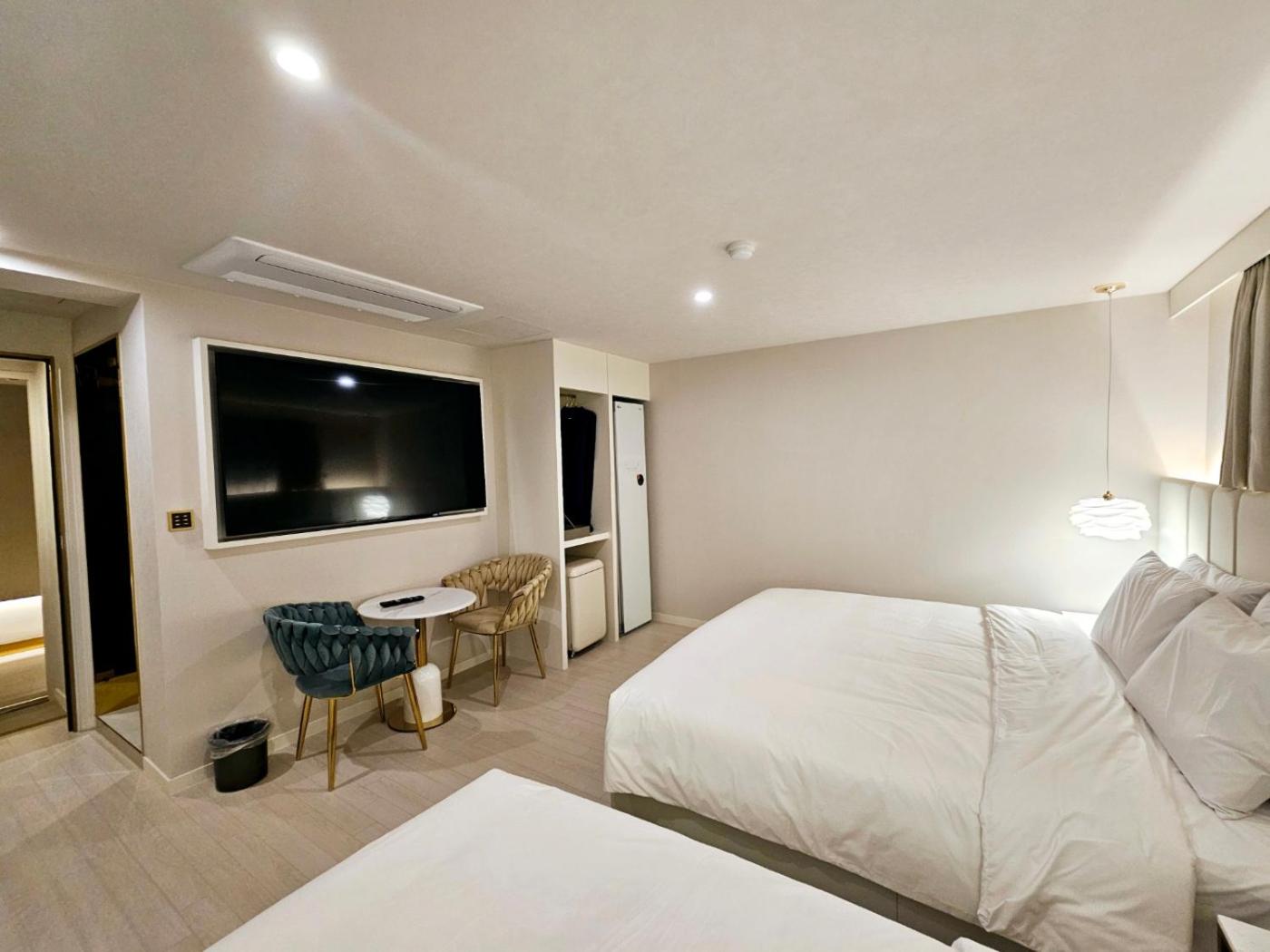 Family Twin Room - Photo 4