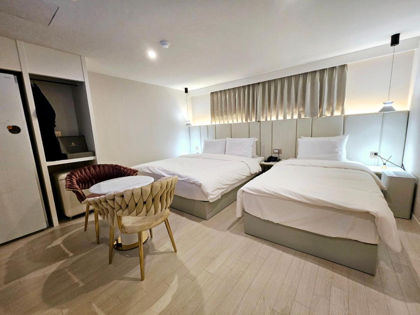 Family Twin Room - Photo 3