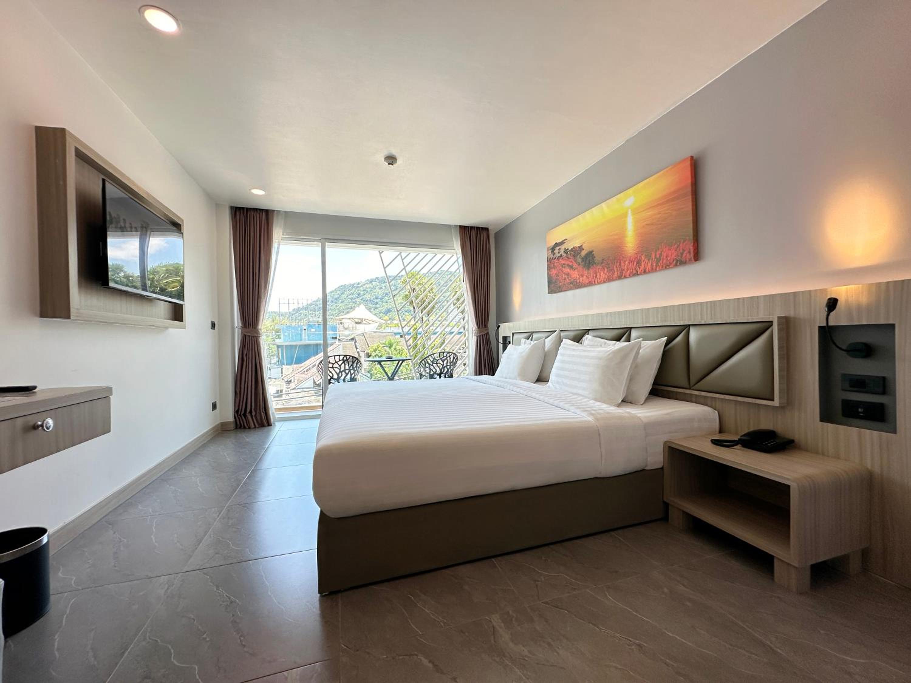 Deluxe King Room with Balcony and Mountain View