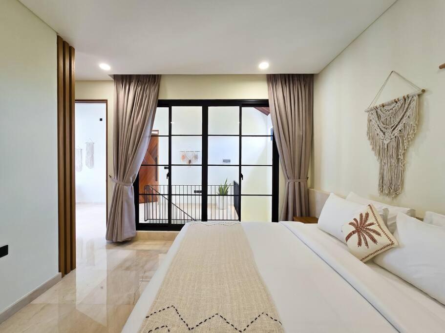 Three-Bedroom Villa photo 2