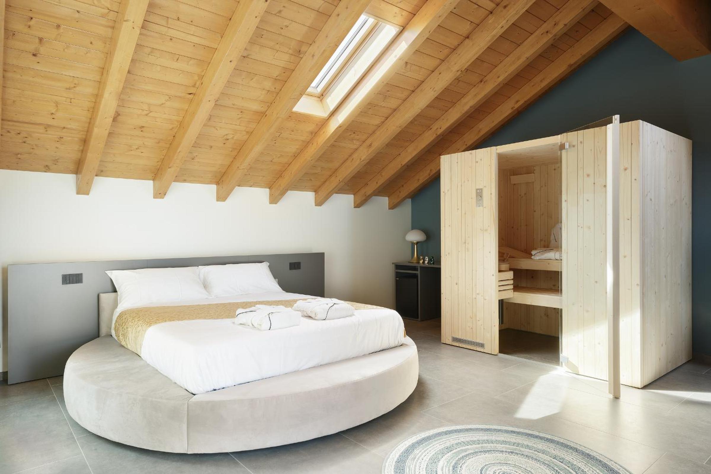 Deluxe Suite with Spa Bath photo 2