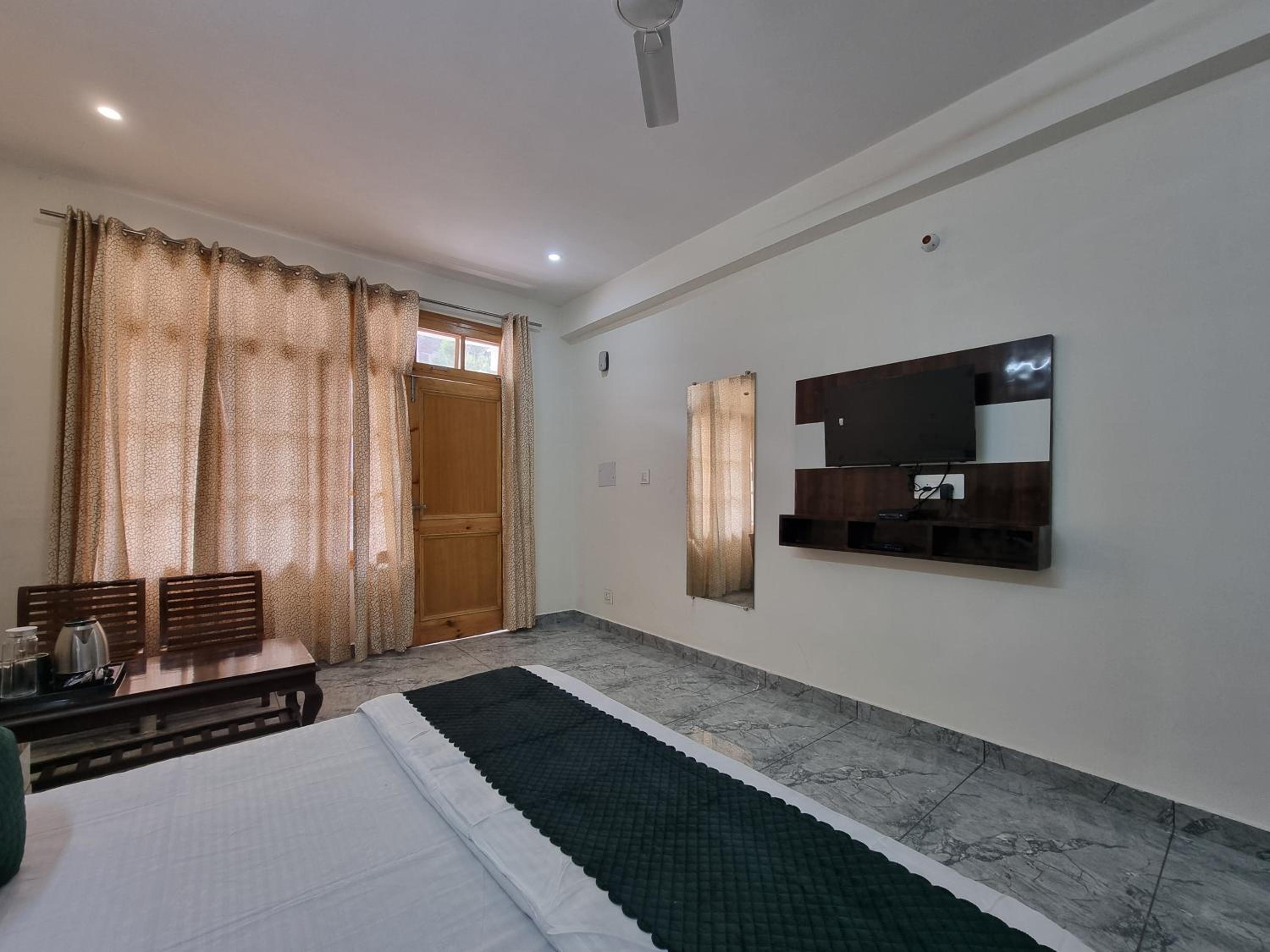 Standard King Room photo 2