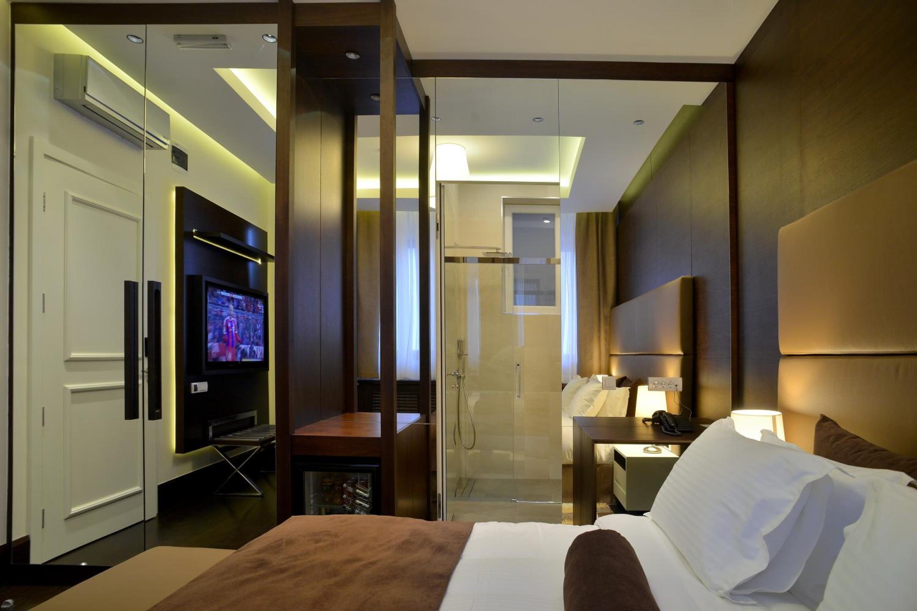 Luxury Suite with Free Parking - Photo 17