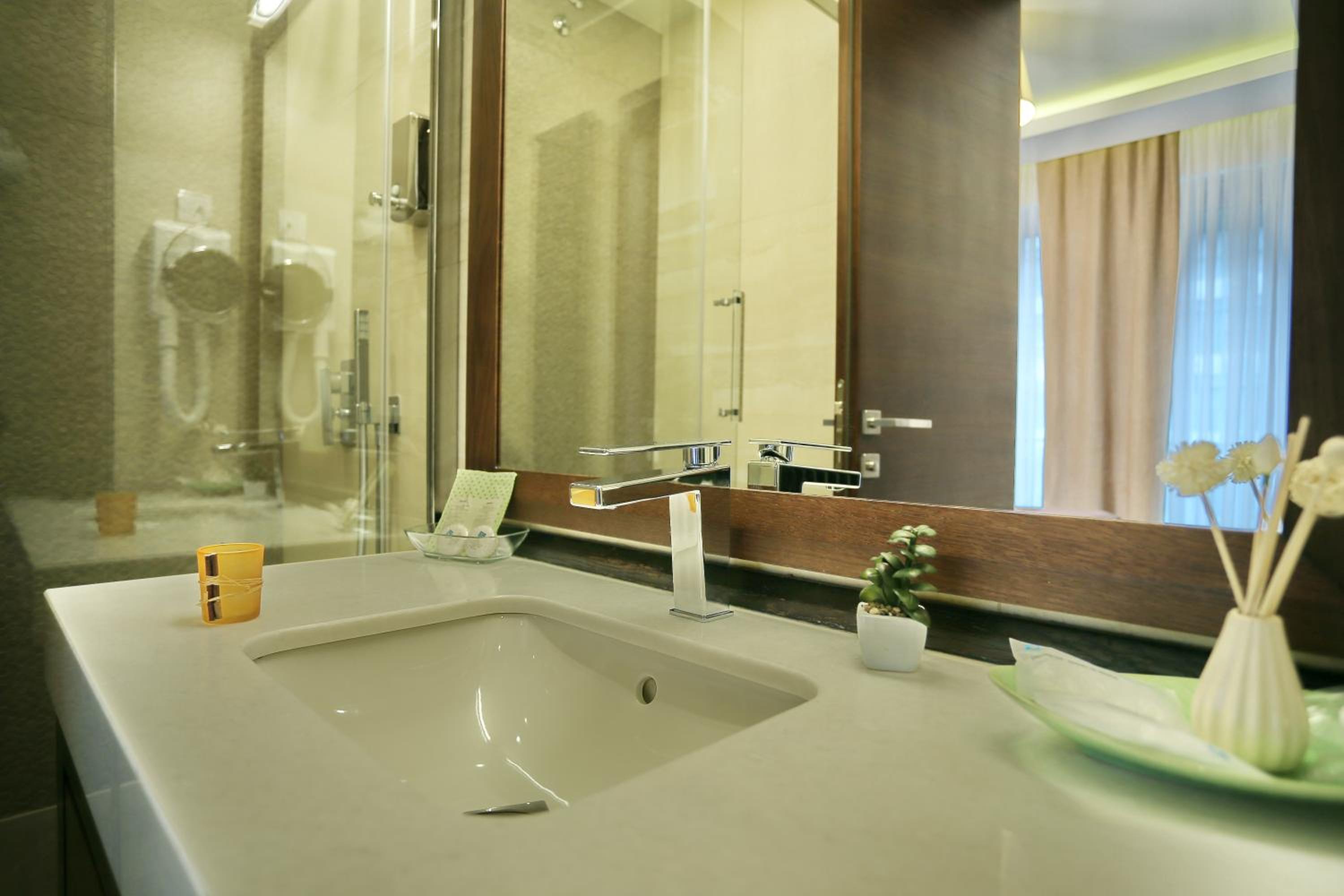 Luxury Suite with Free Parking - Photo 5