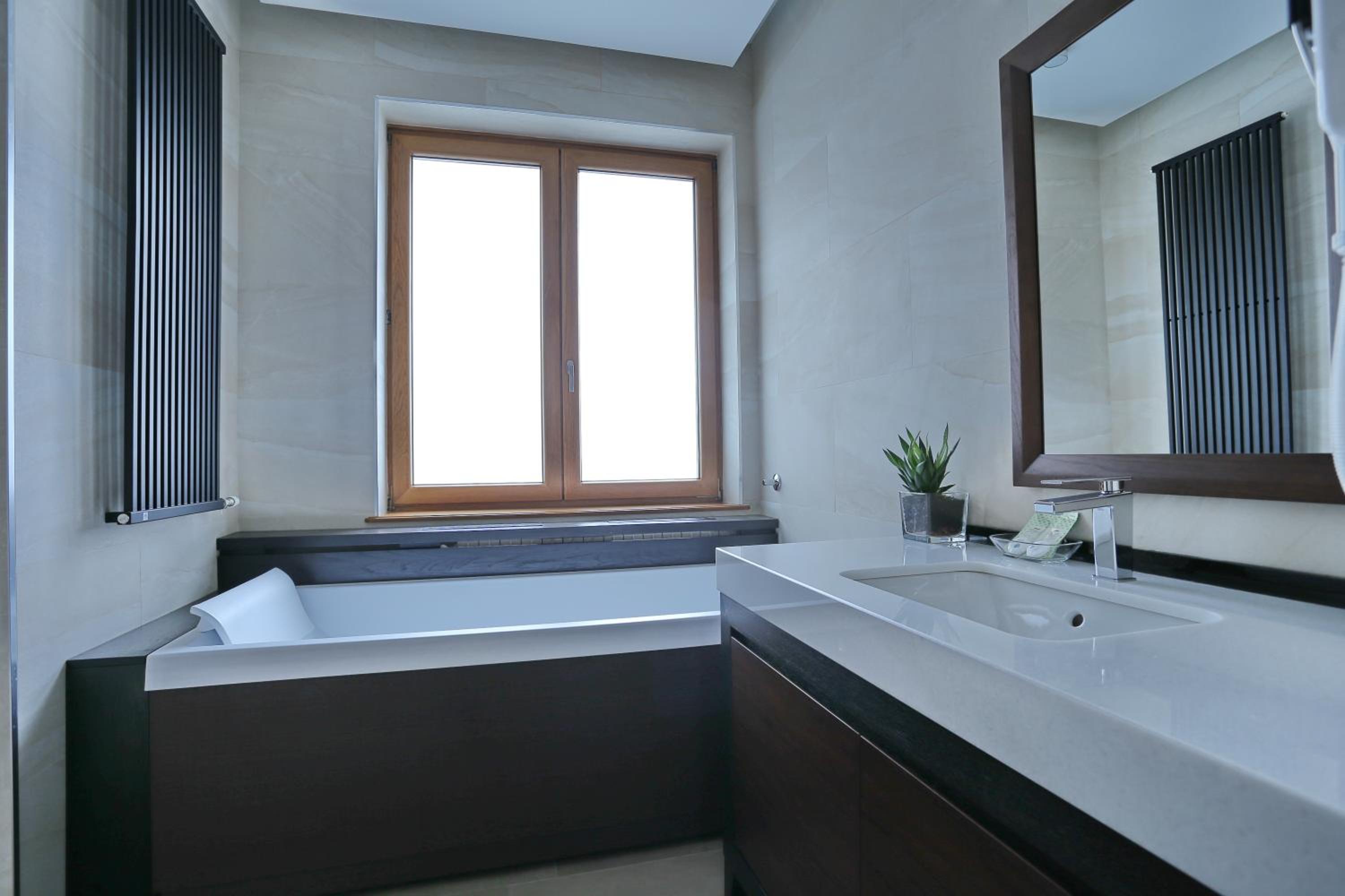 Superior King Suite with Free Parking - Photo 5