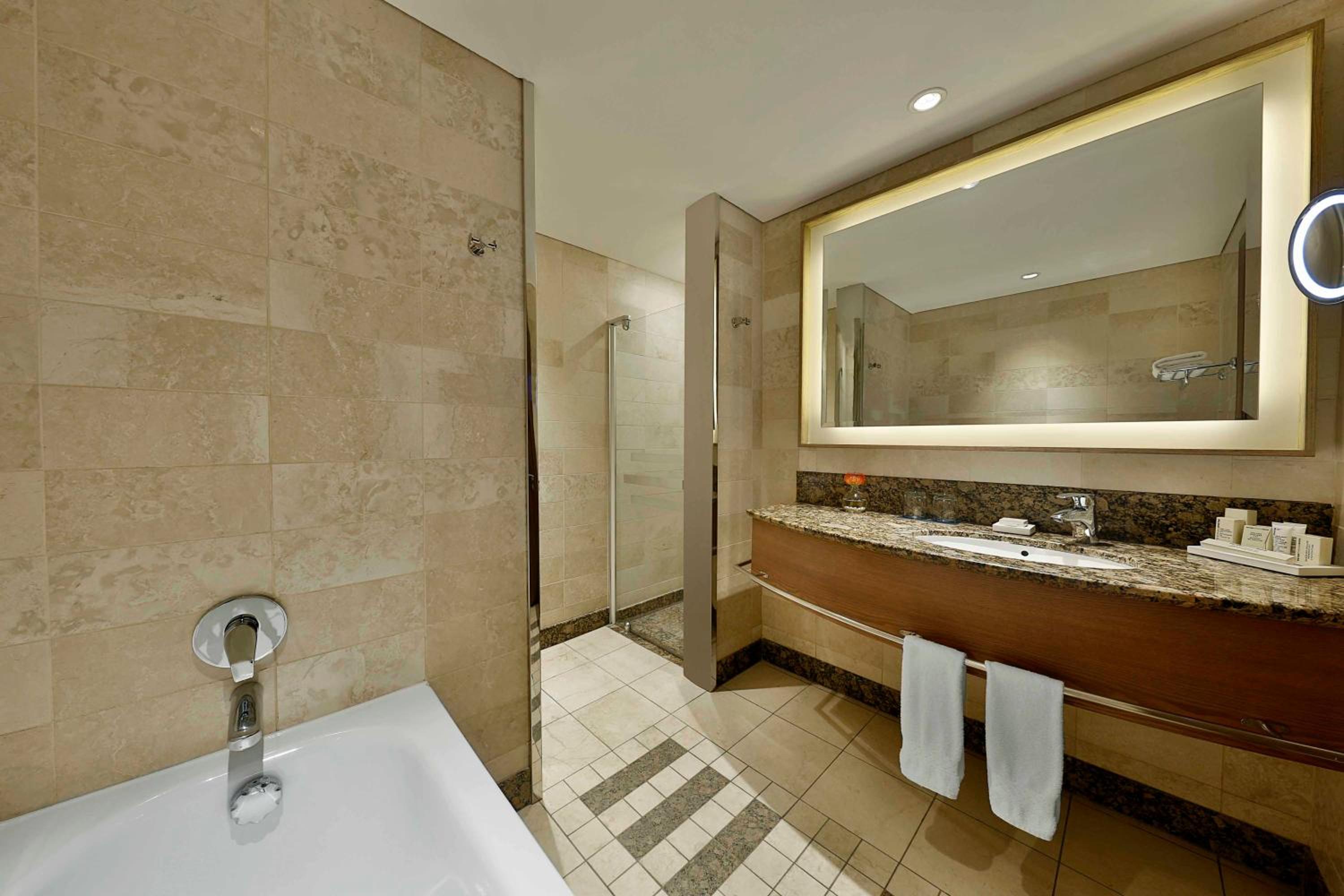 Executive King Room - Photo 11