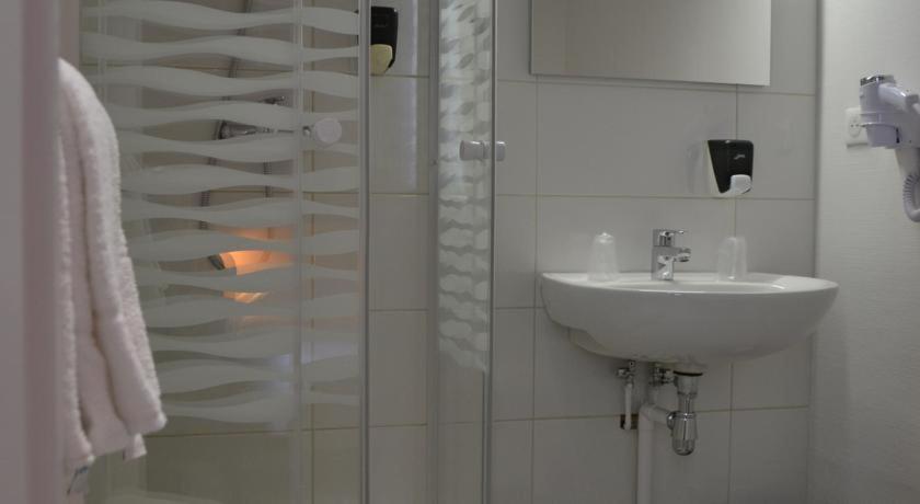 Triple Room (1 Double Bed + 1 Single Bed) photo 2