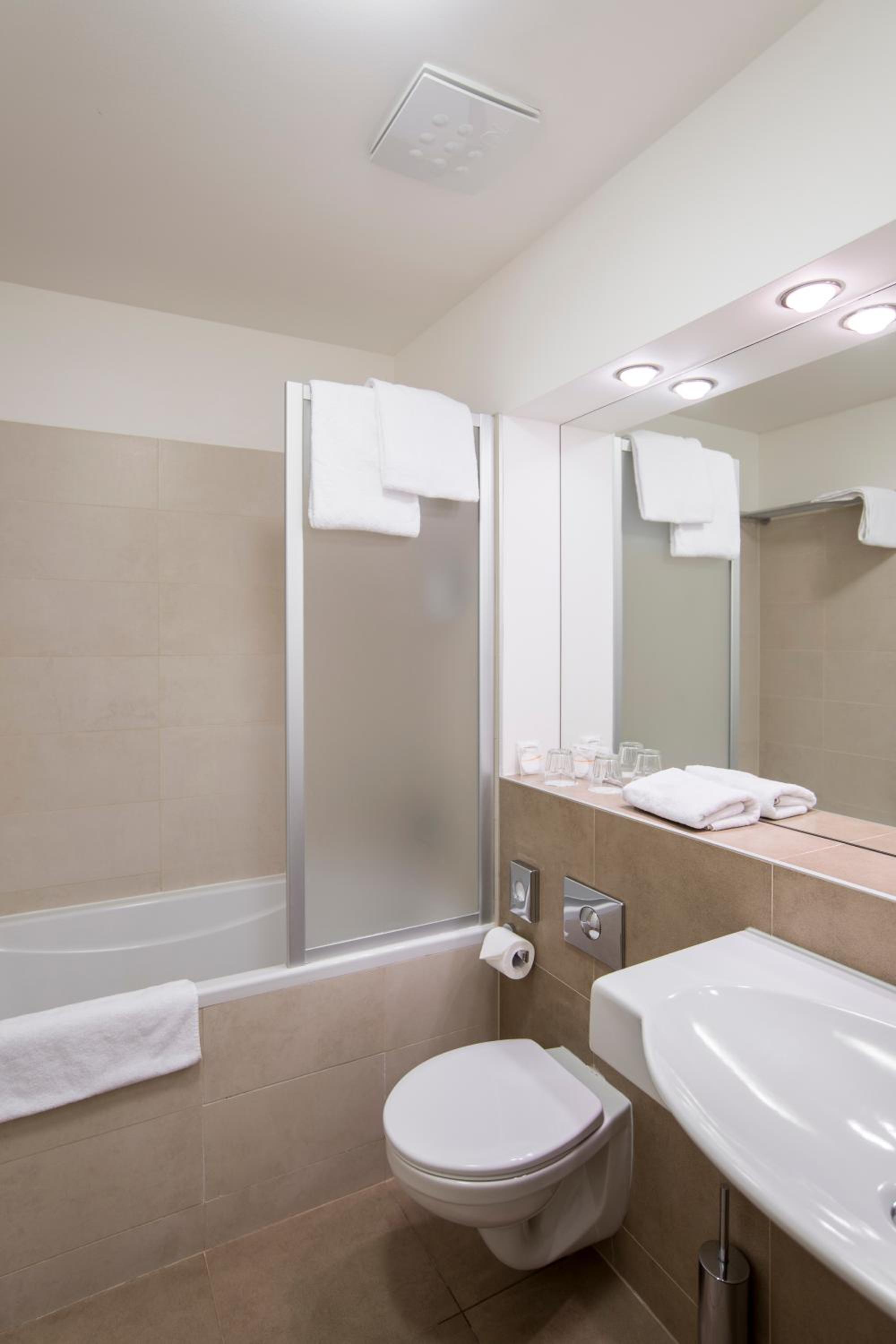 Double or Twin Room - Photo 9