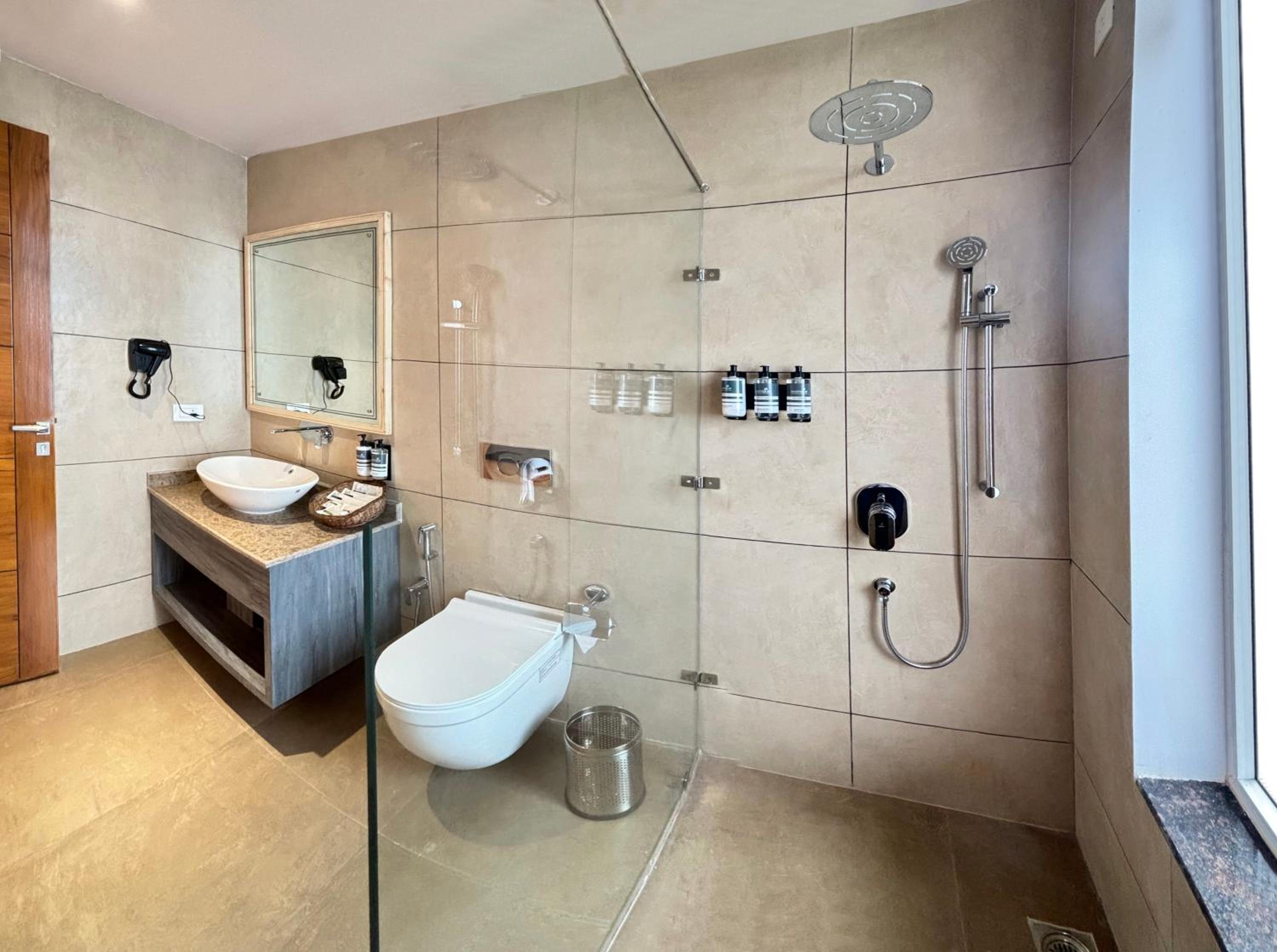 Deluxe Double Room (2 Adults + 1 Child) photo 3