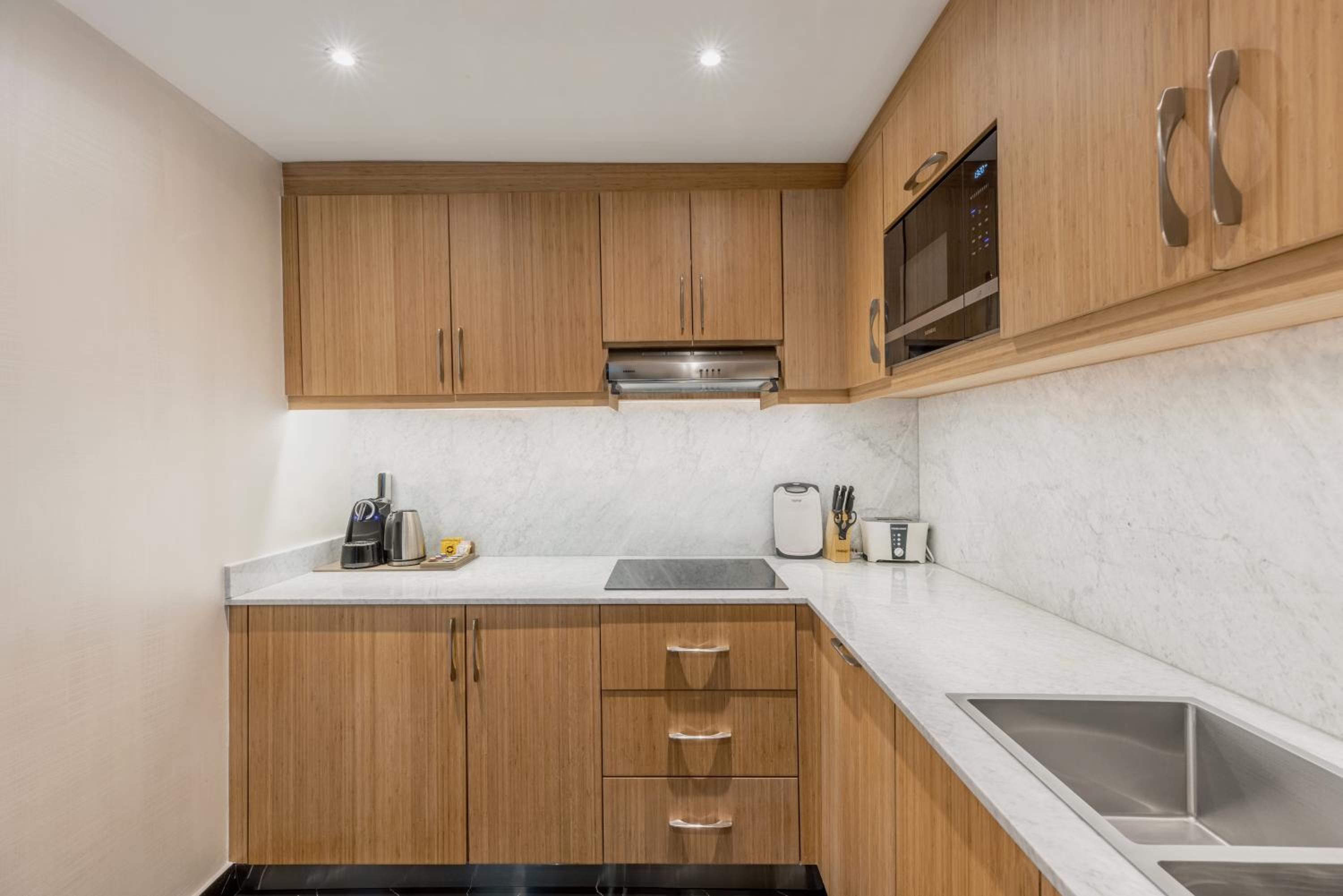 Luxury Studio Apartment with Burj Khalifa View - Photo 3