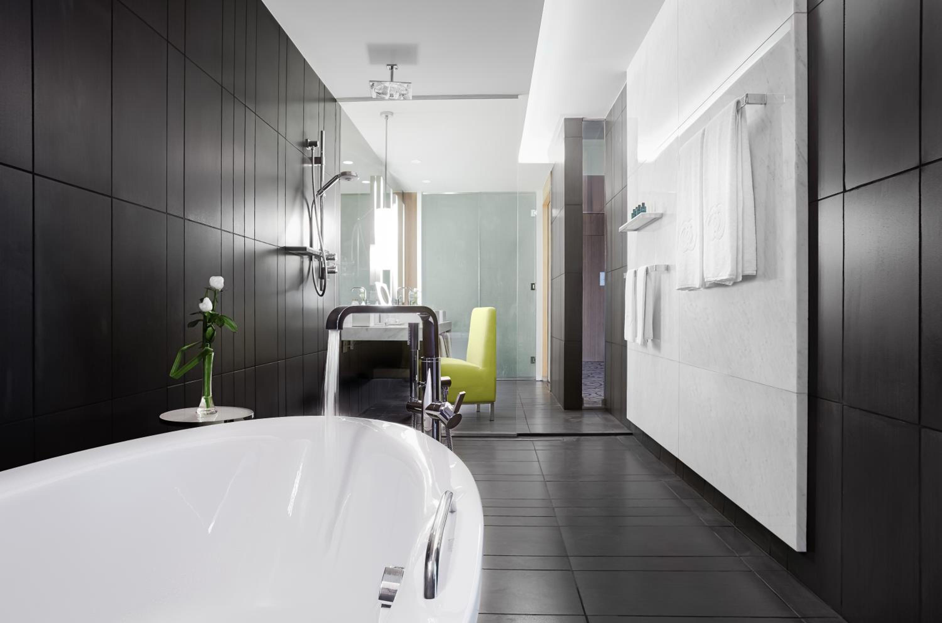 Junior Suite with King Bed and Burj Khalifa View - Photo 3