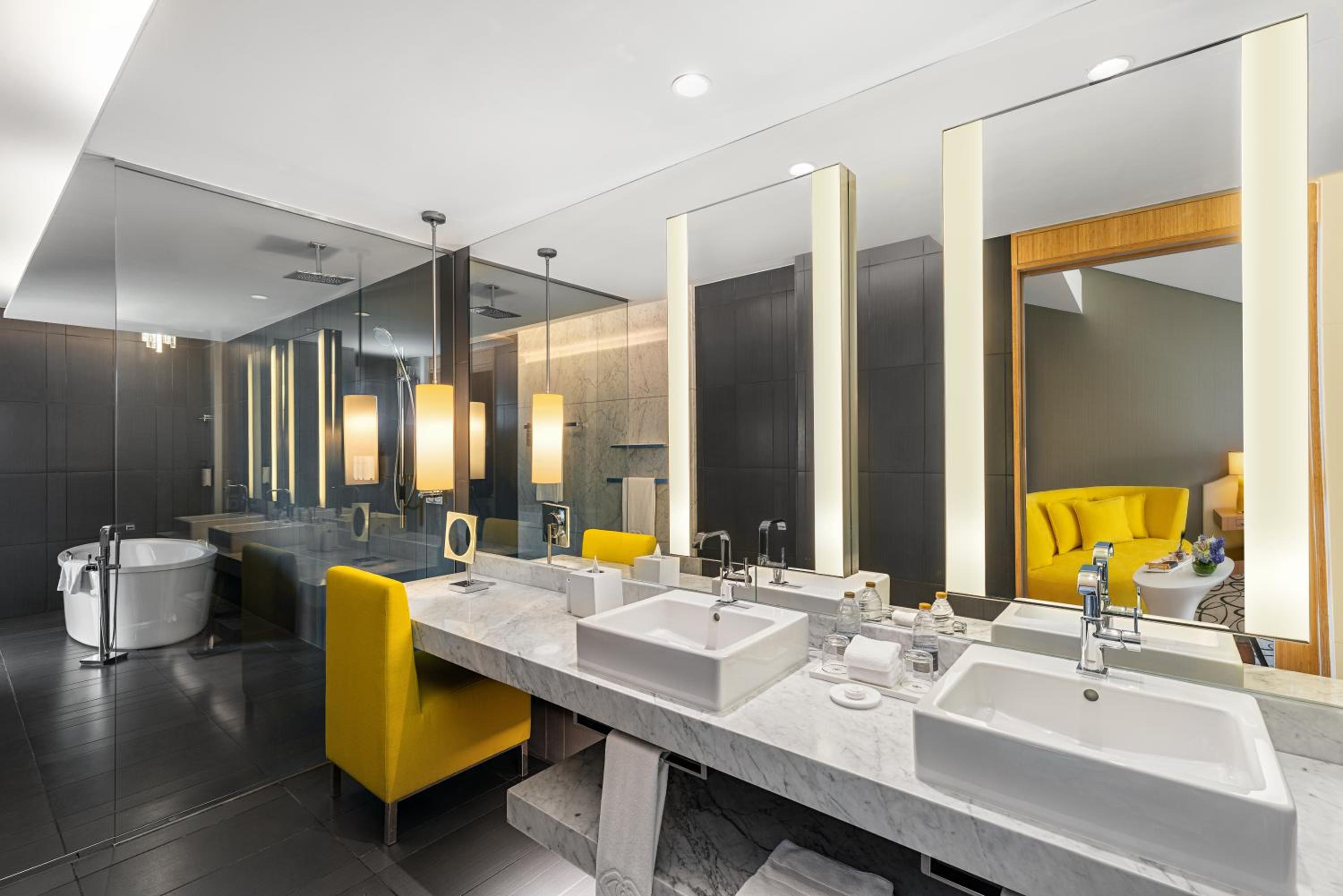 Luxury Studio Apartment with Burj Khalifa View - Photo 8