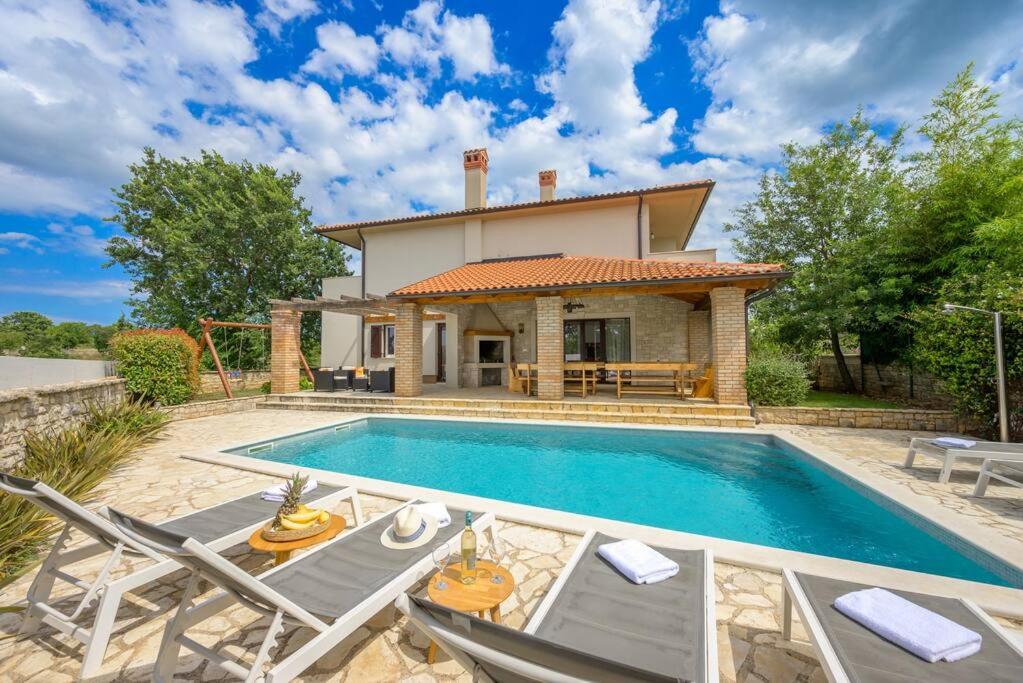 Villa photo 2