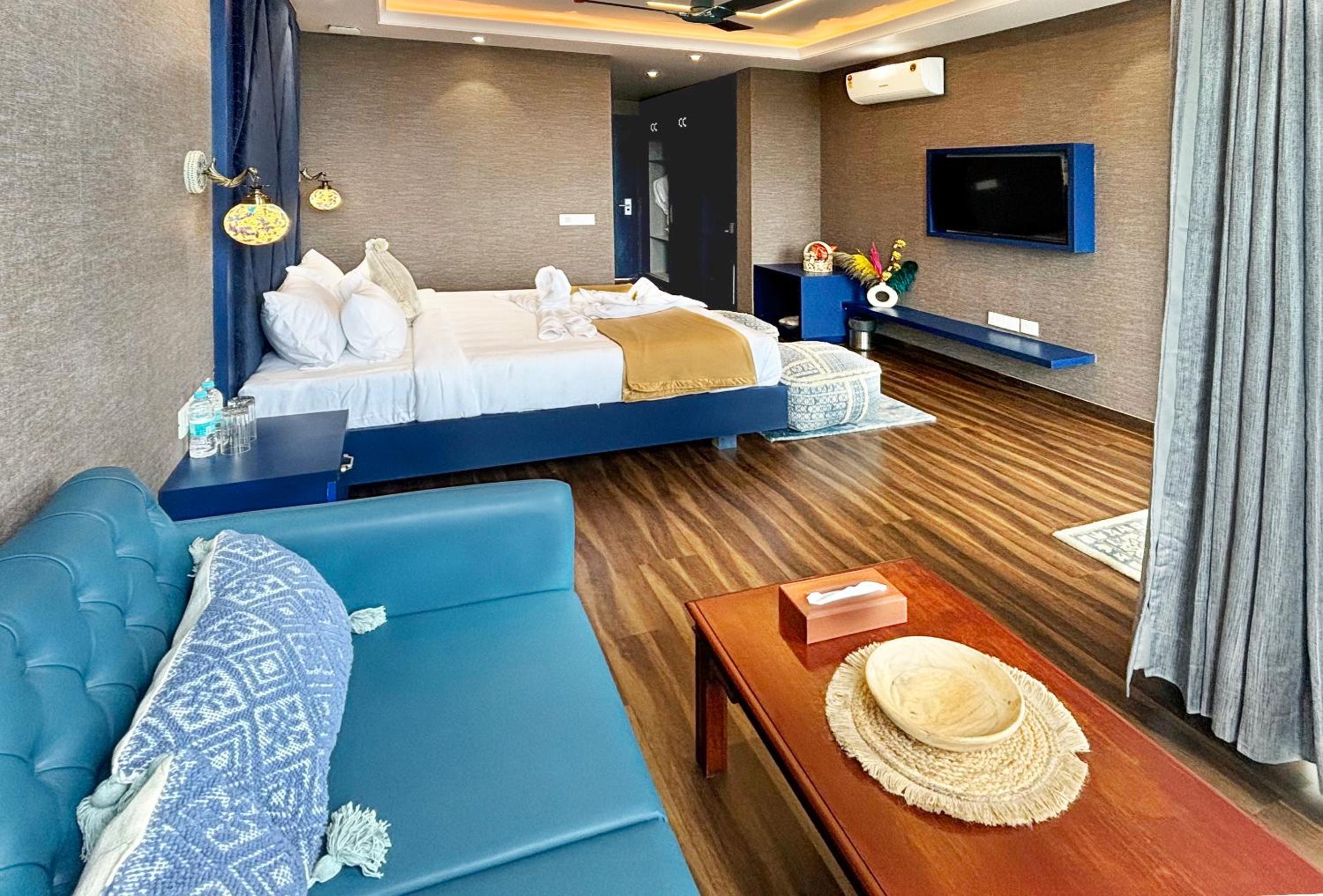 Deluxe Double Room (2 Adults + 1 Child) photo 3