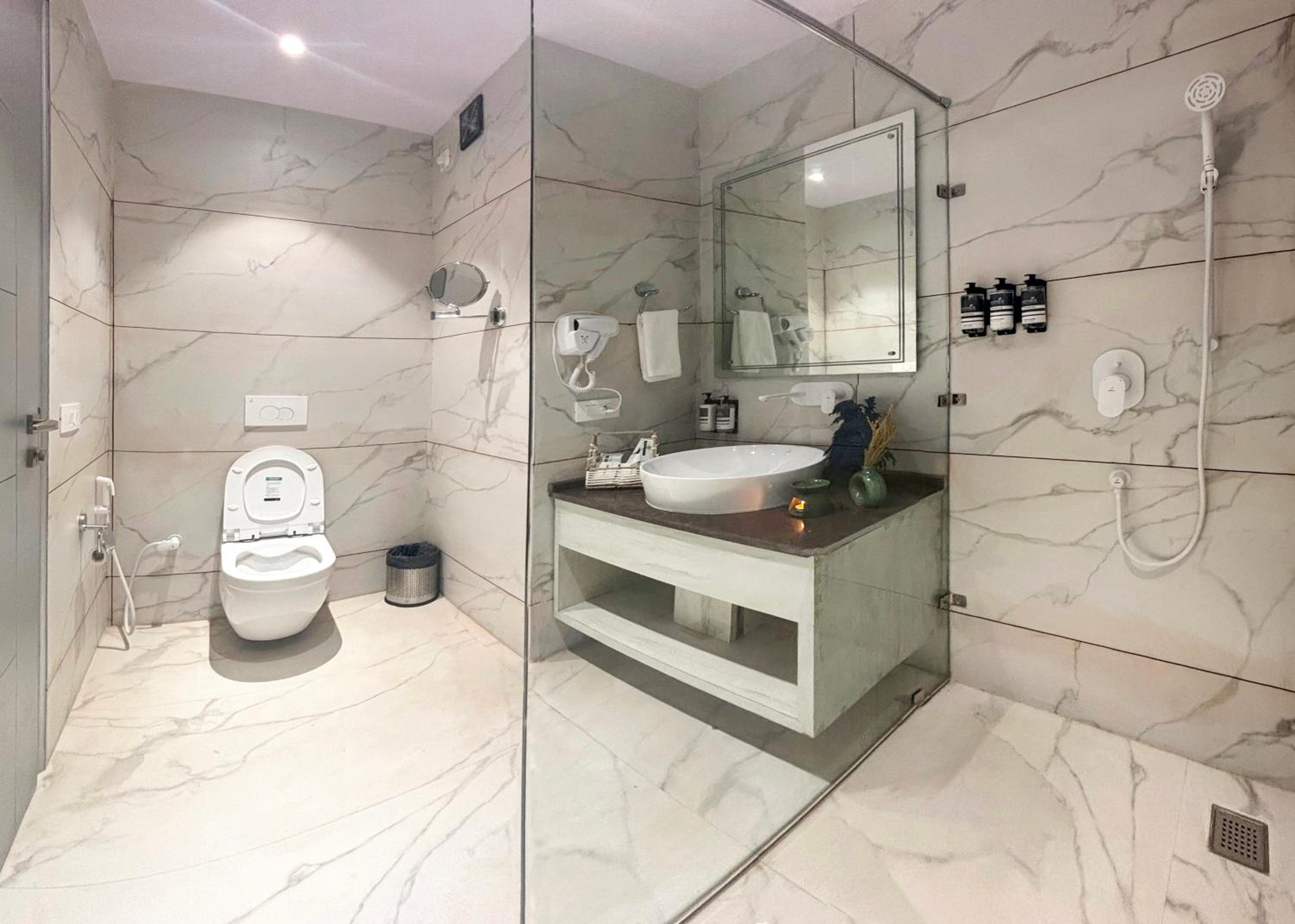 Deluxe Double Room (2 Adults + 1 Child) photo 3