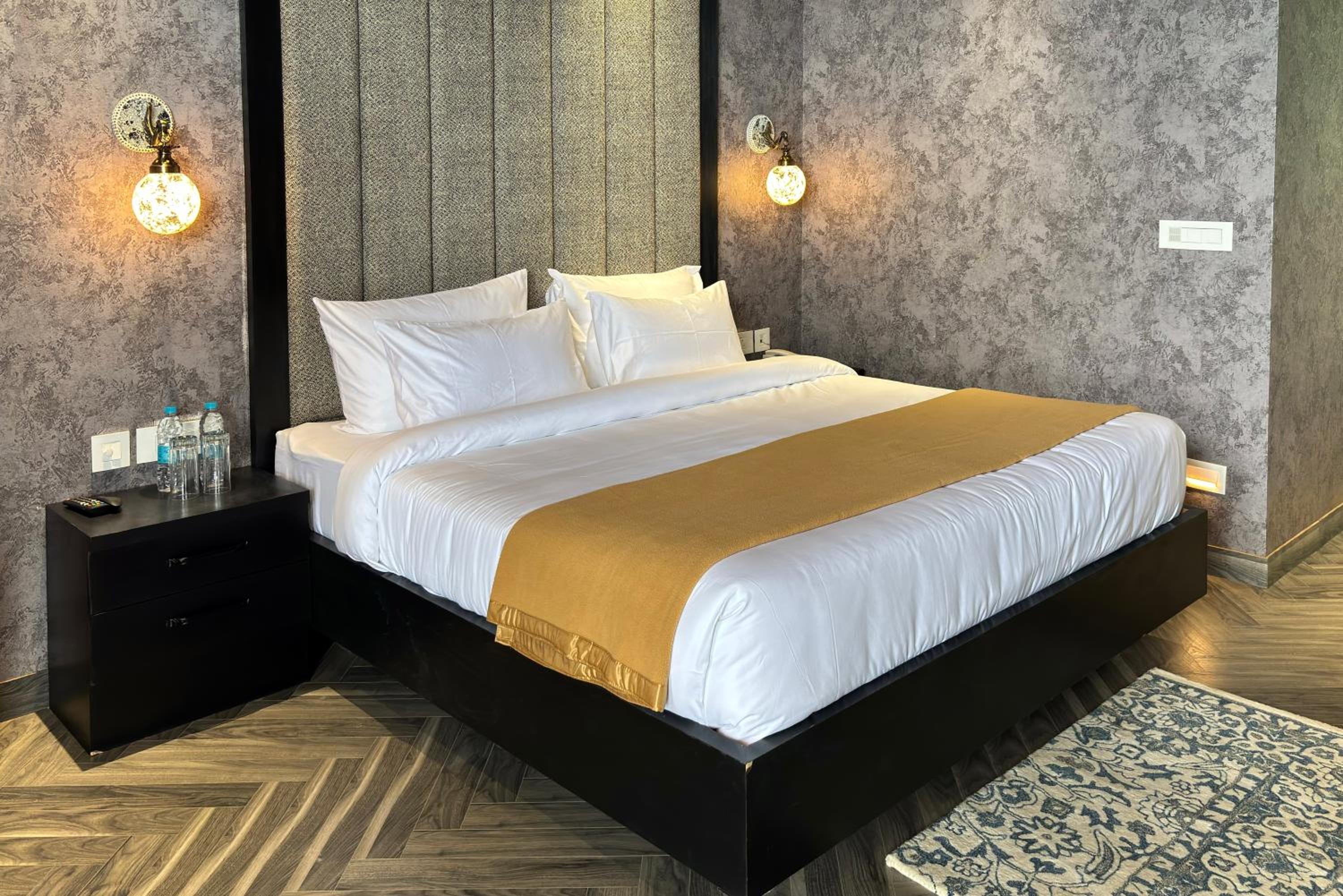 Deluxe Double Room (2 Adults + 1 Child) photo 2