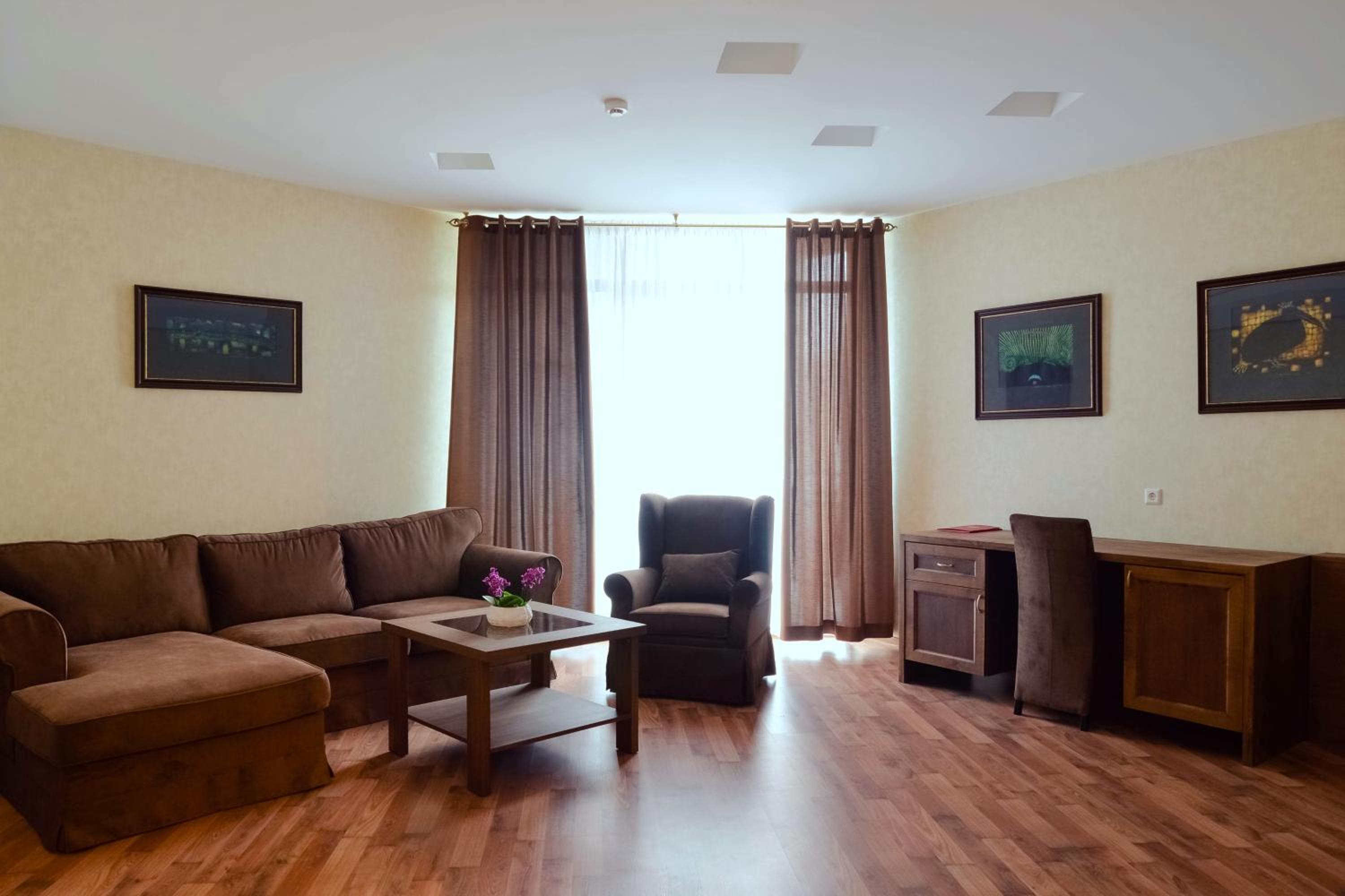 Apartment with Balcony - Photo 3