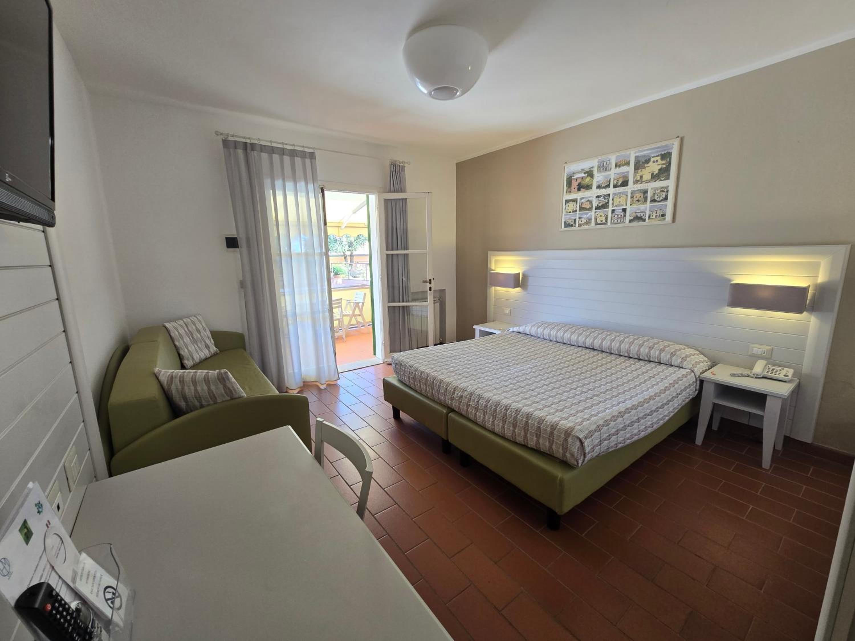 Classic Triple Room with Sea View