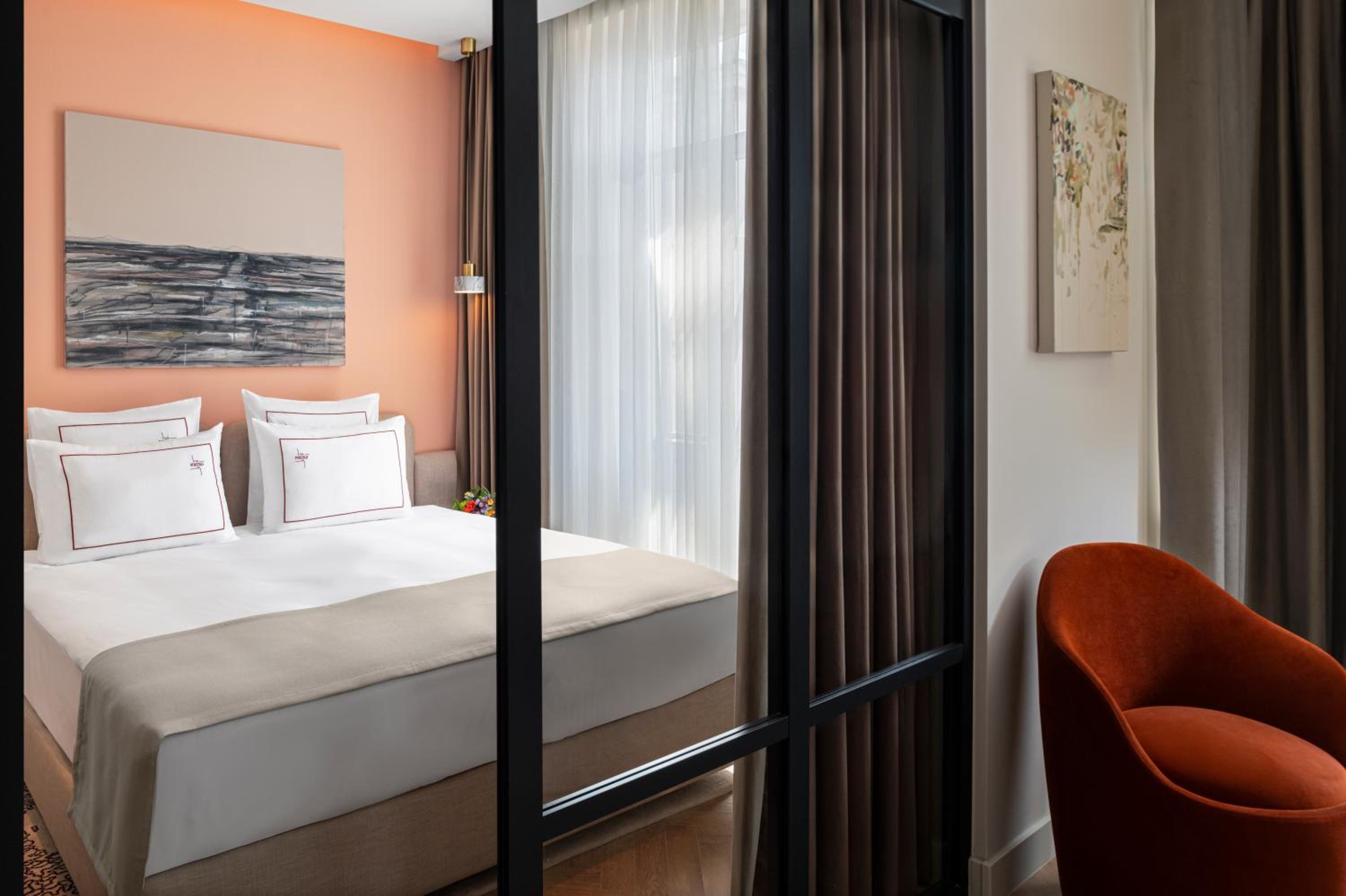 Deluxe Double Room with Balcony photo 2