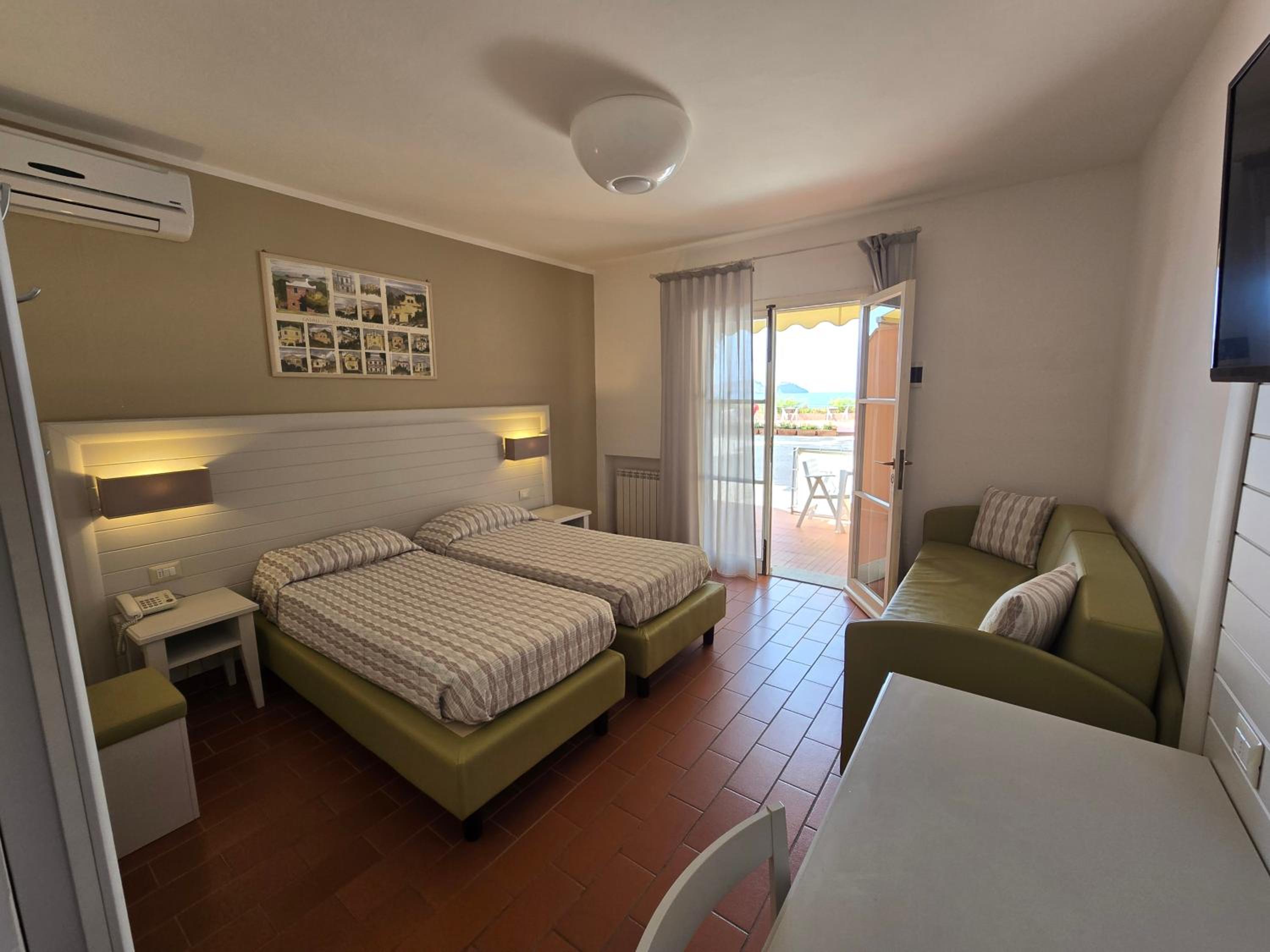 Classic Quadruple Room with Sea View
