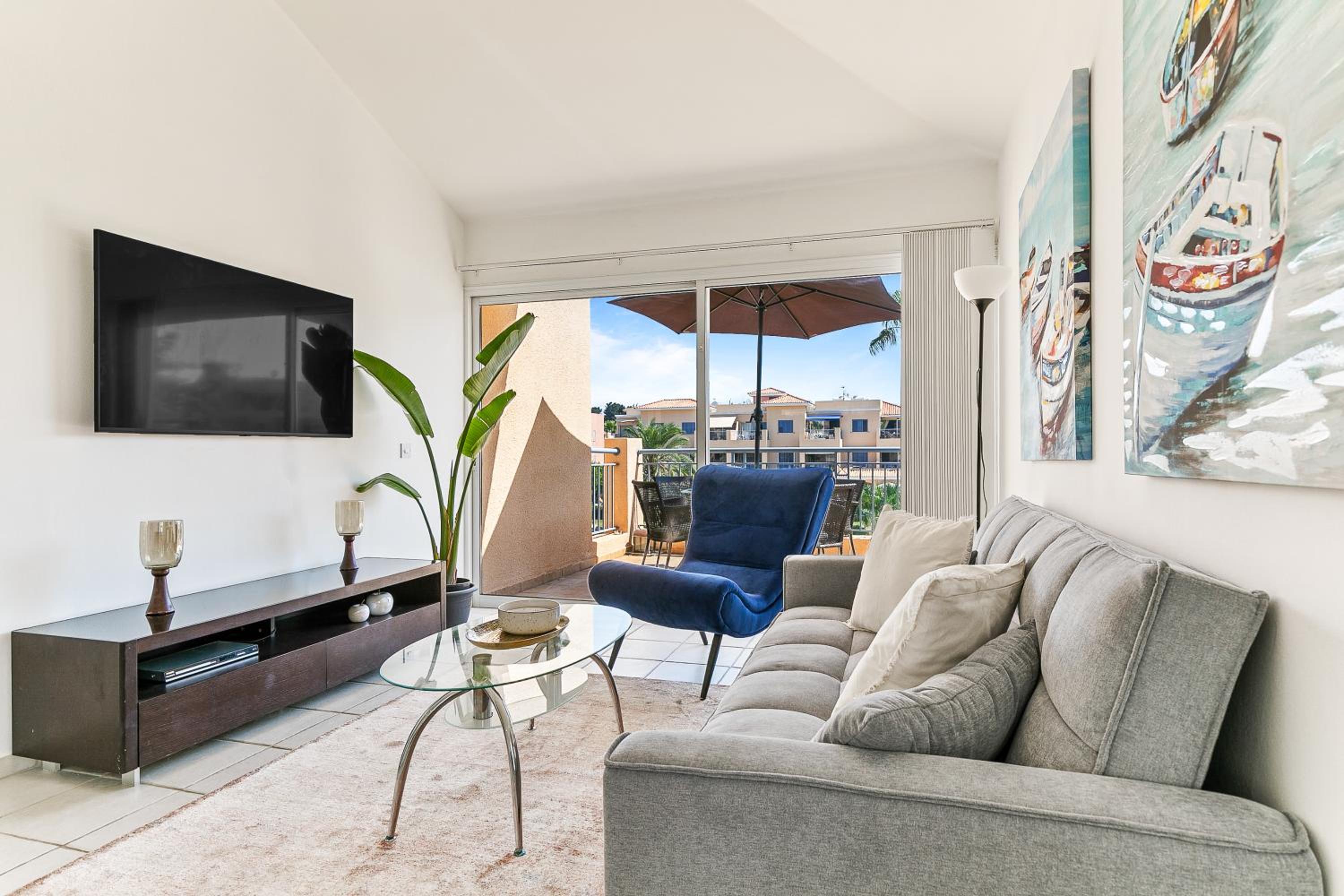 Two-Bedroom Apartment with Pool View photo 3