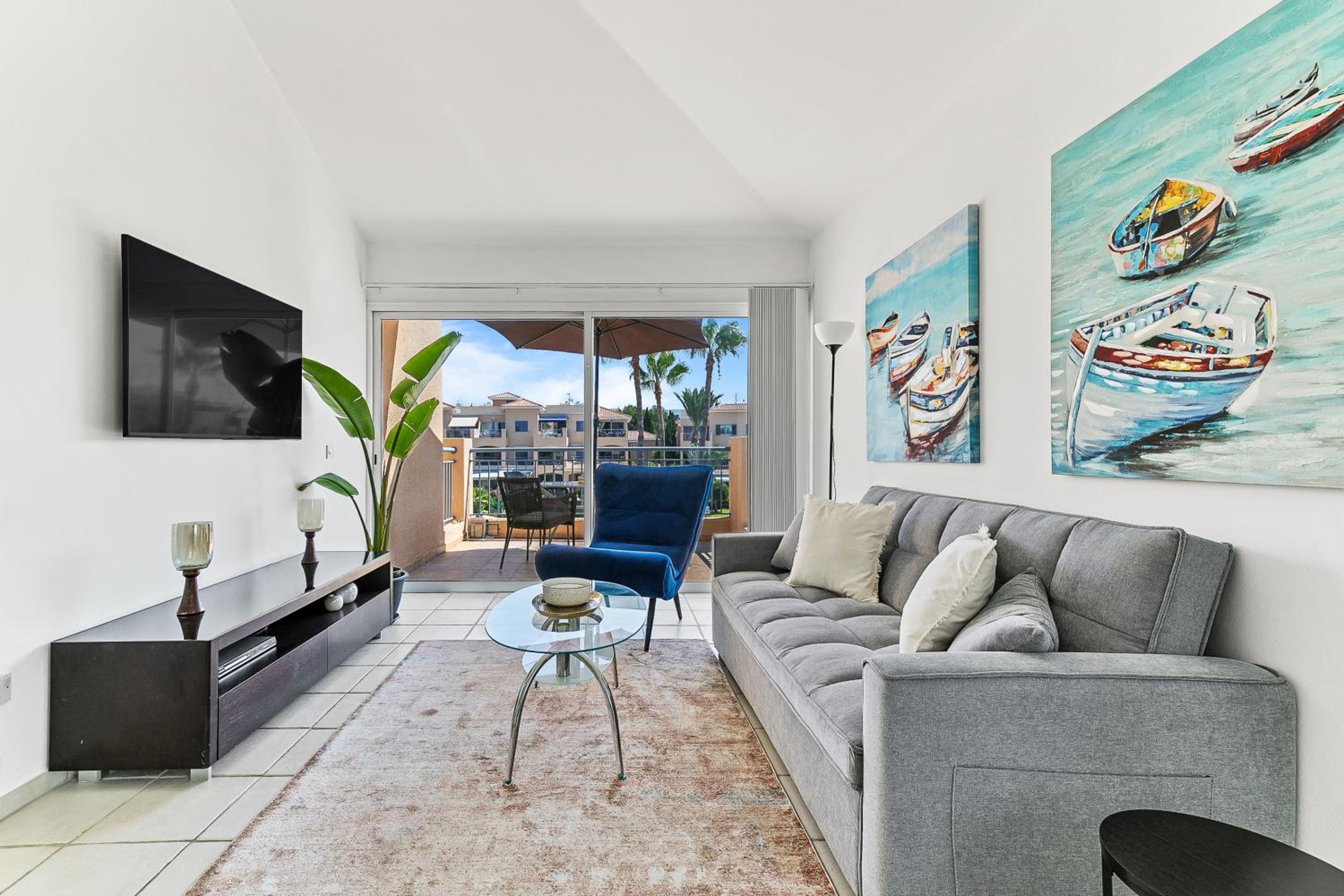 Two-Bedroom Apartment with Pool View photo 2