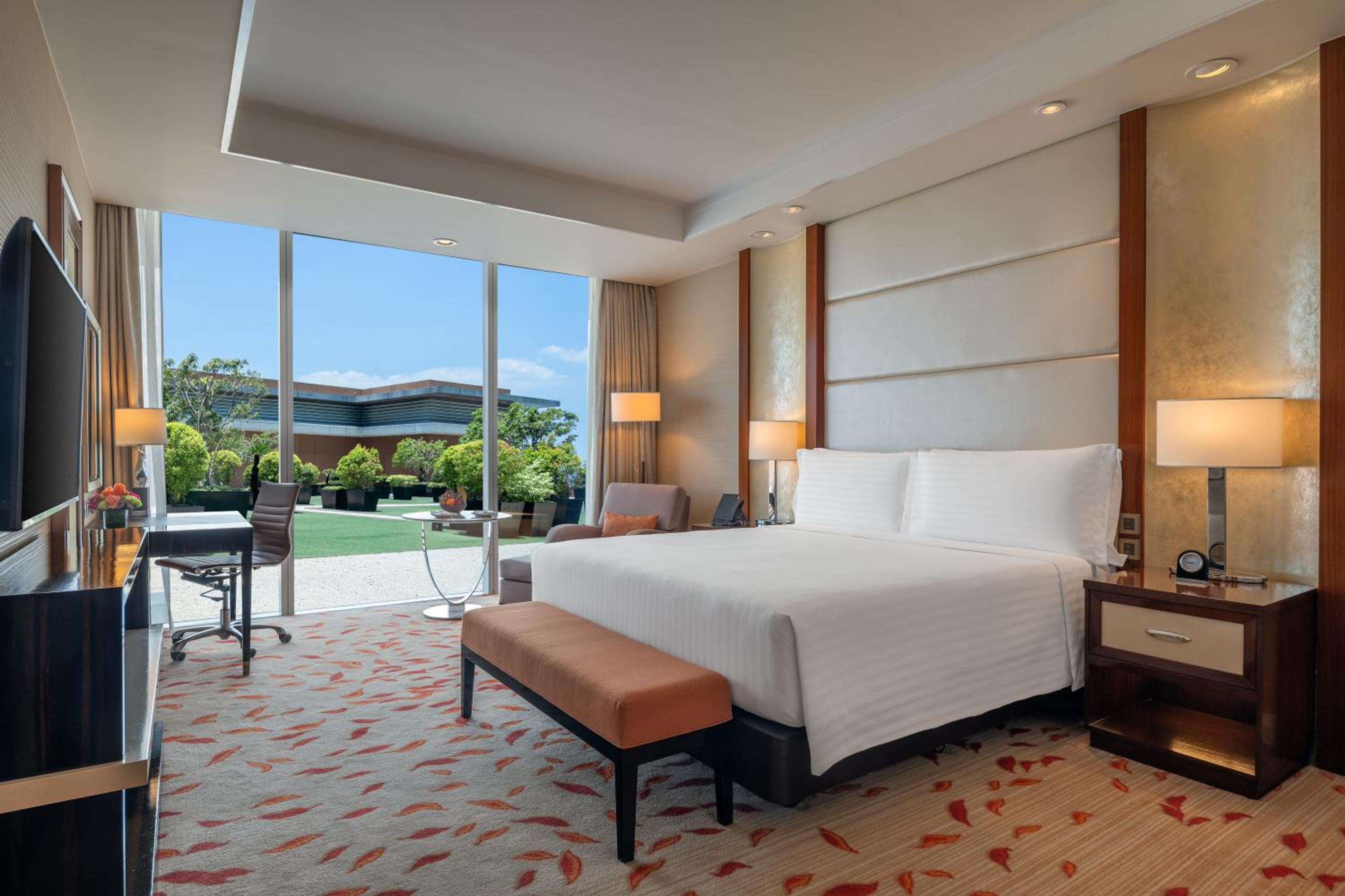 Deluxe King Garden View