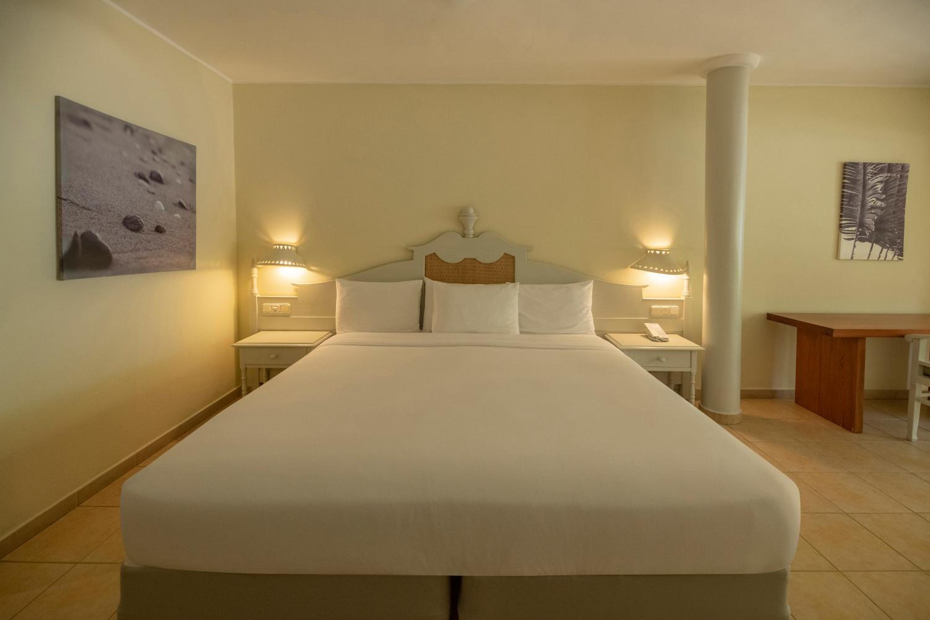 Junior Suite Ocean Front (1 Adult)