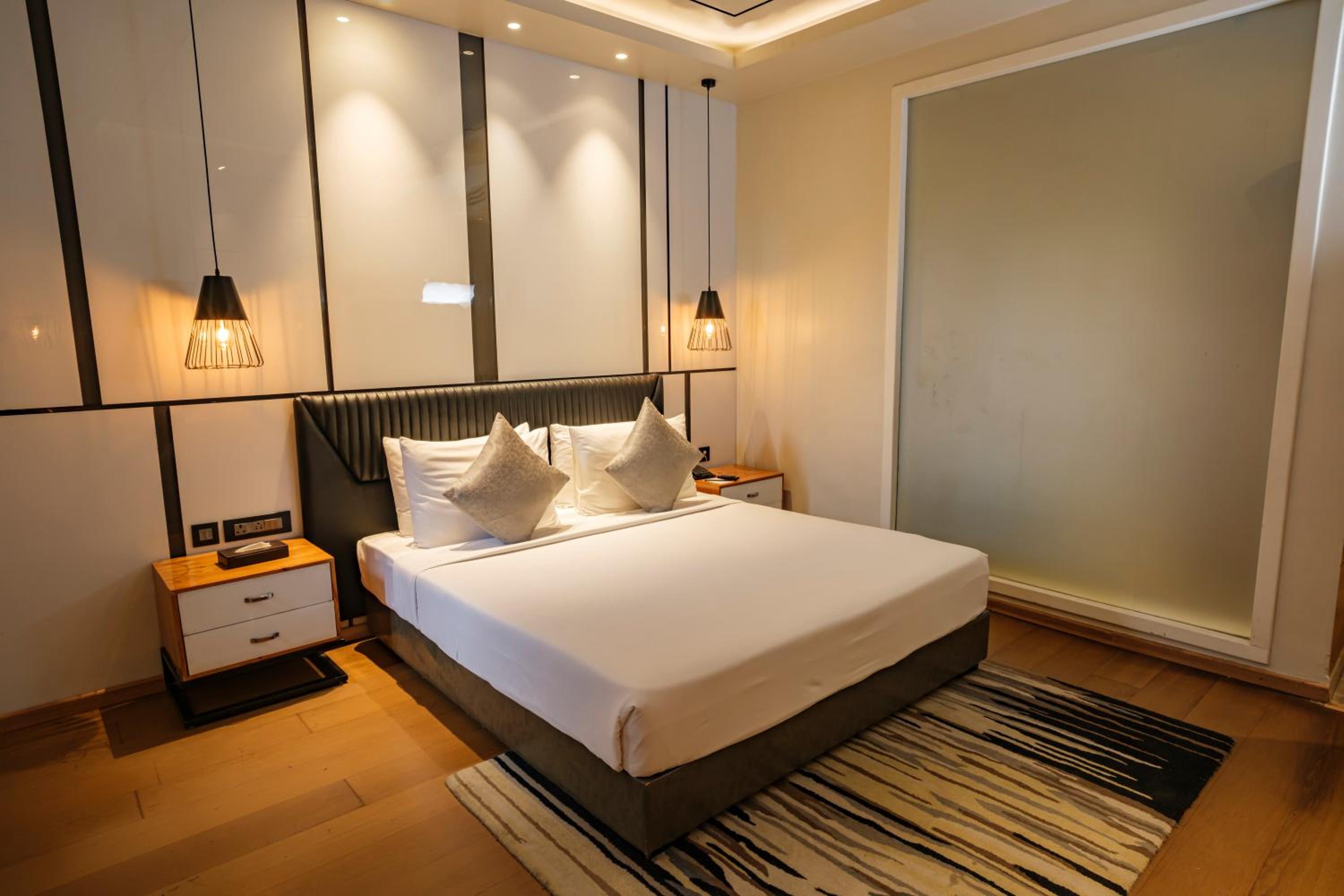 Standard Double Room - Photo 13