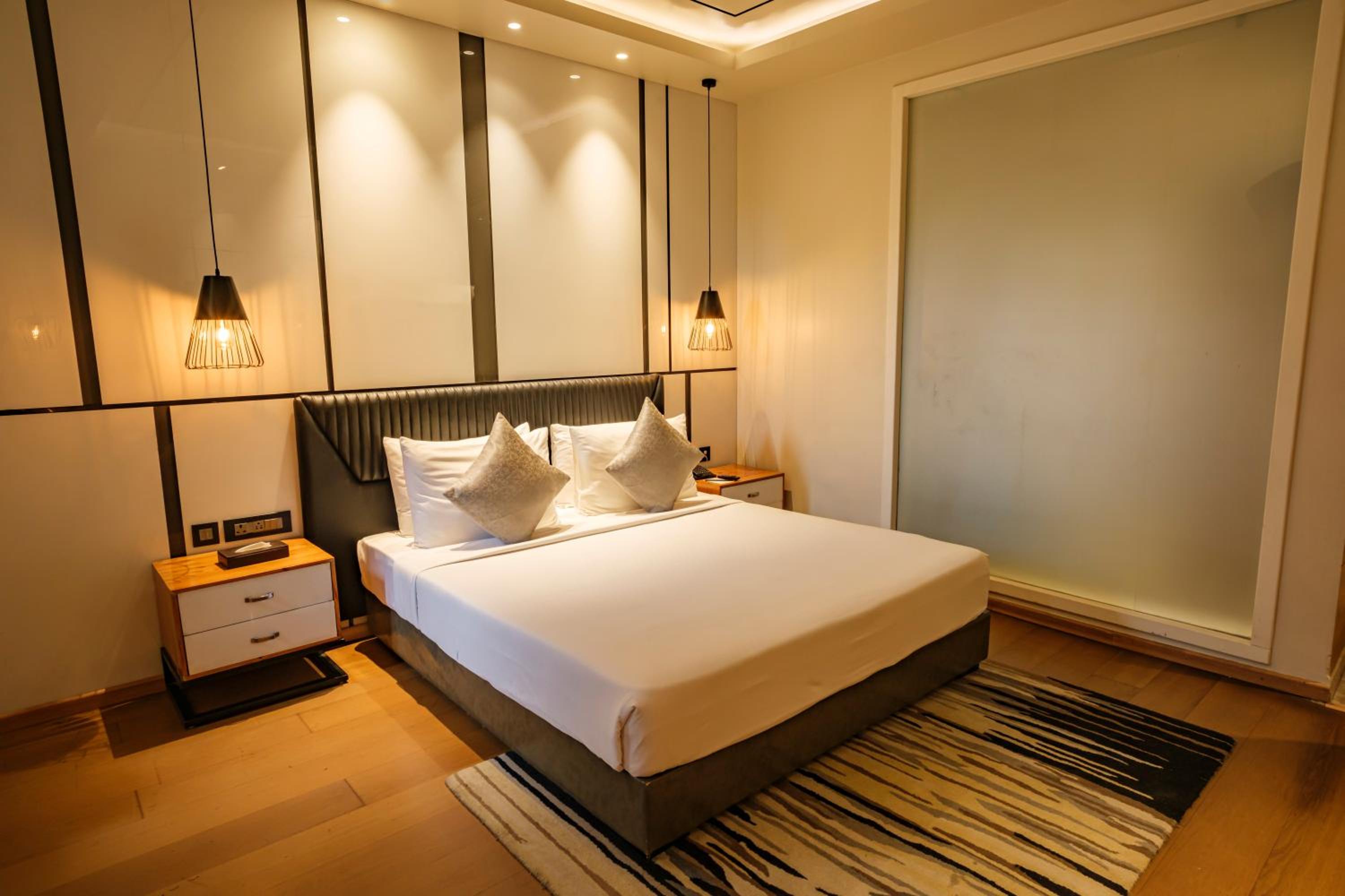Standard Double Room - Photo 12