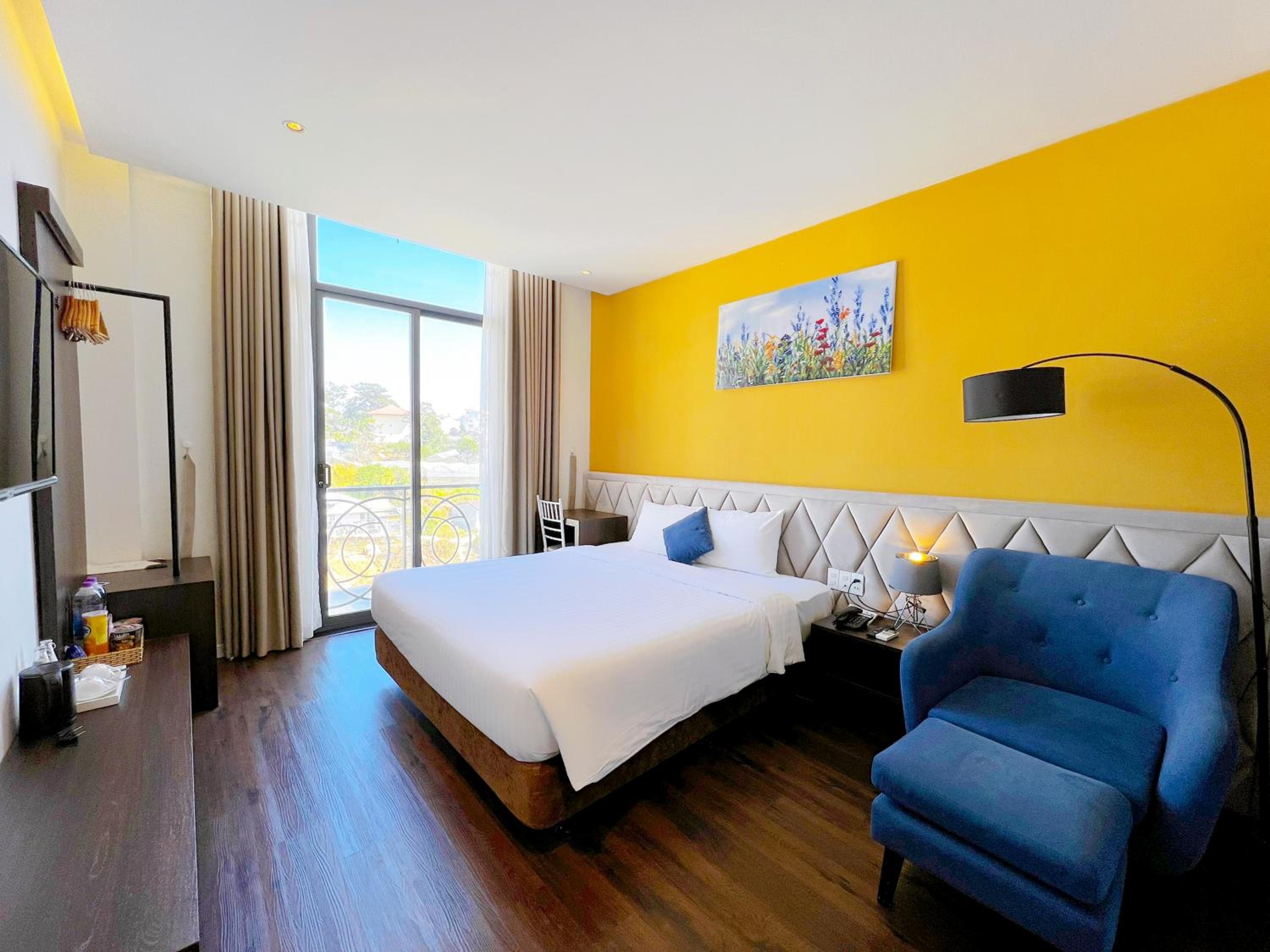 Premier Double Room with City View - Photo 3