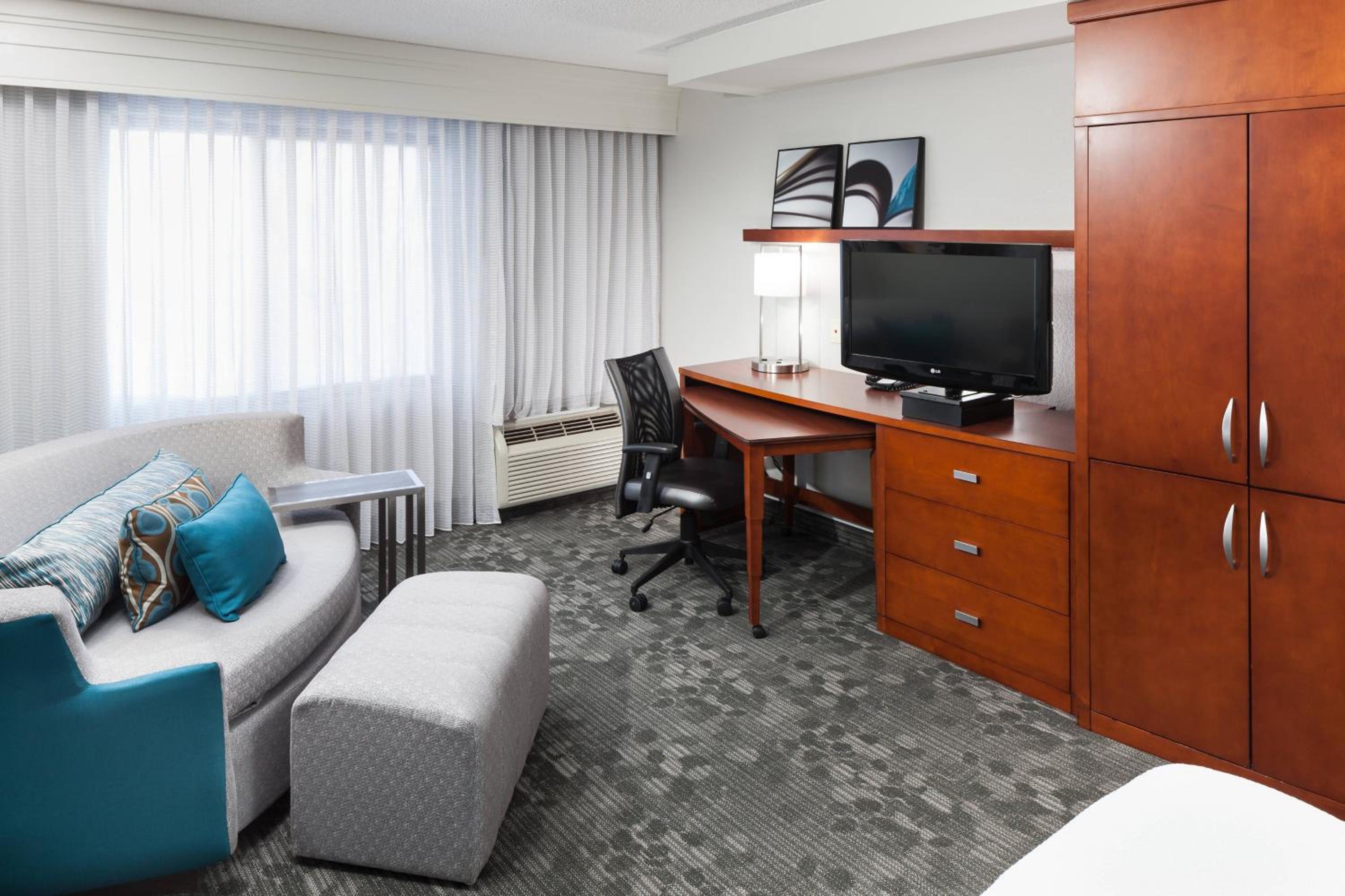 King Room with Sofa Bed and Adapted Tub - Mobility Accessible - Photo 2
