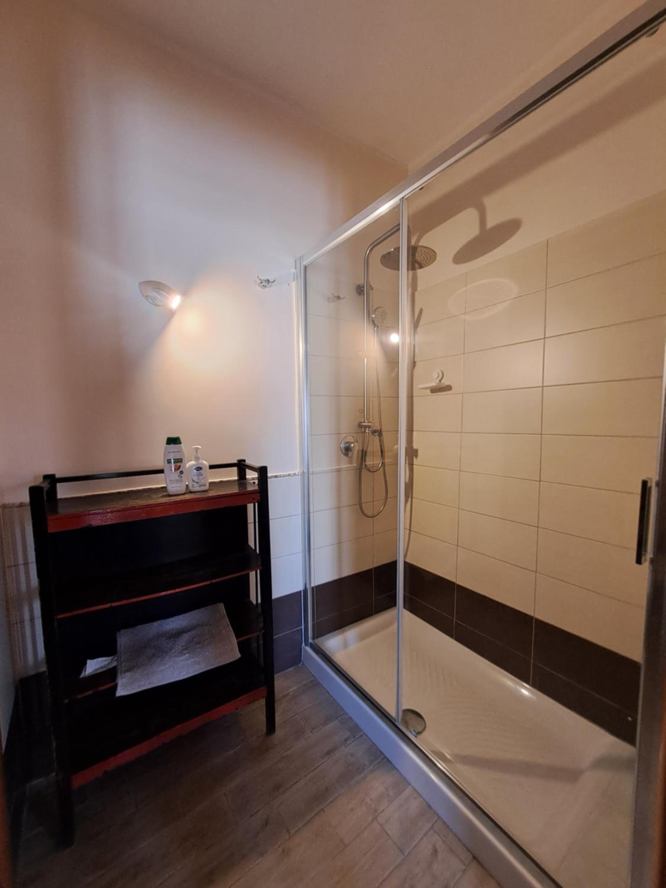 Quadruple Room with Private Bathroom - Photo 5