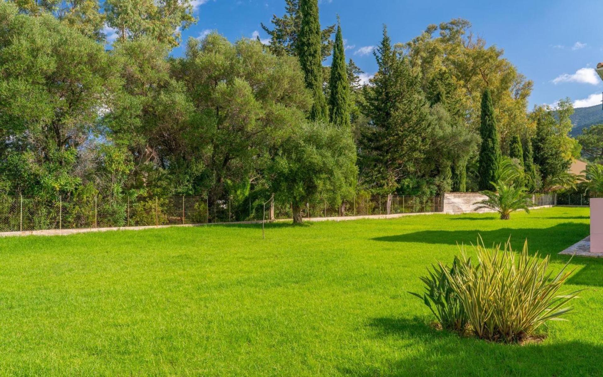 Two-Bedroom Deluxe Apartment with Garden View photo 2