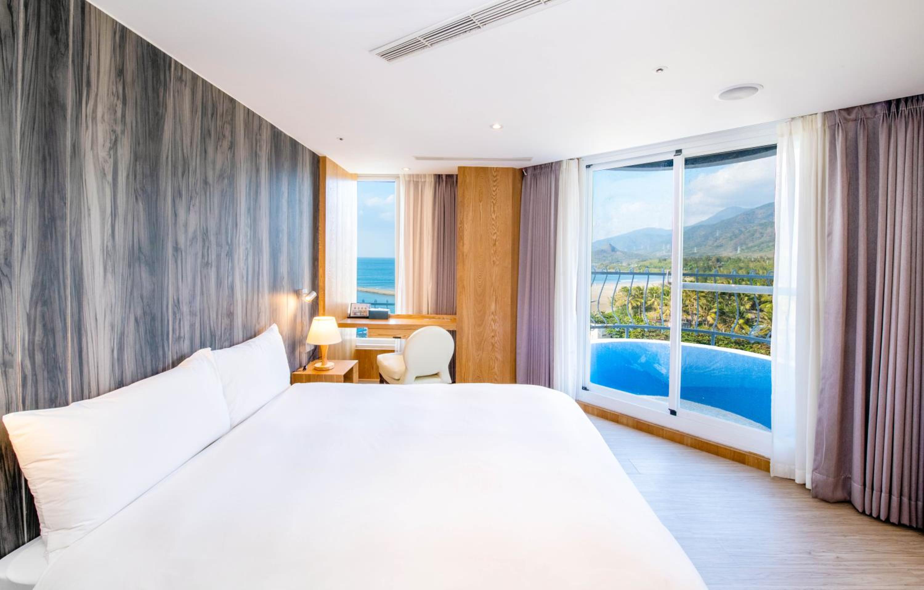 Deluxe Double Room with Sea View - Photo 9